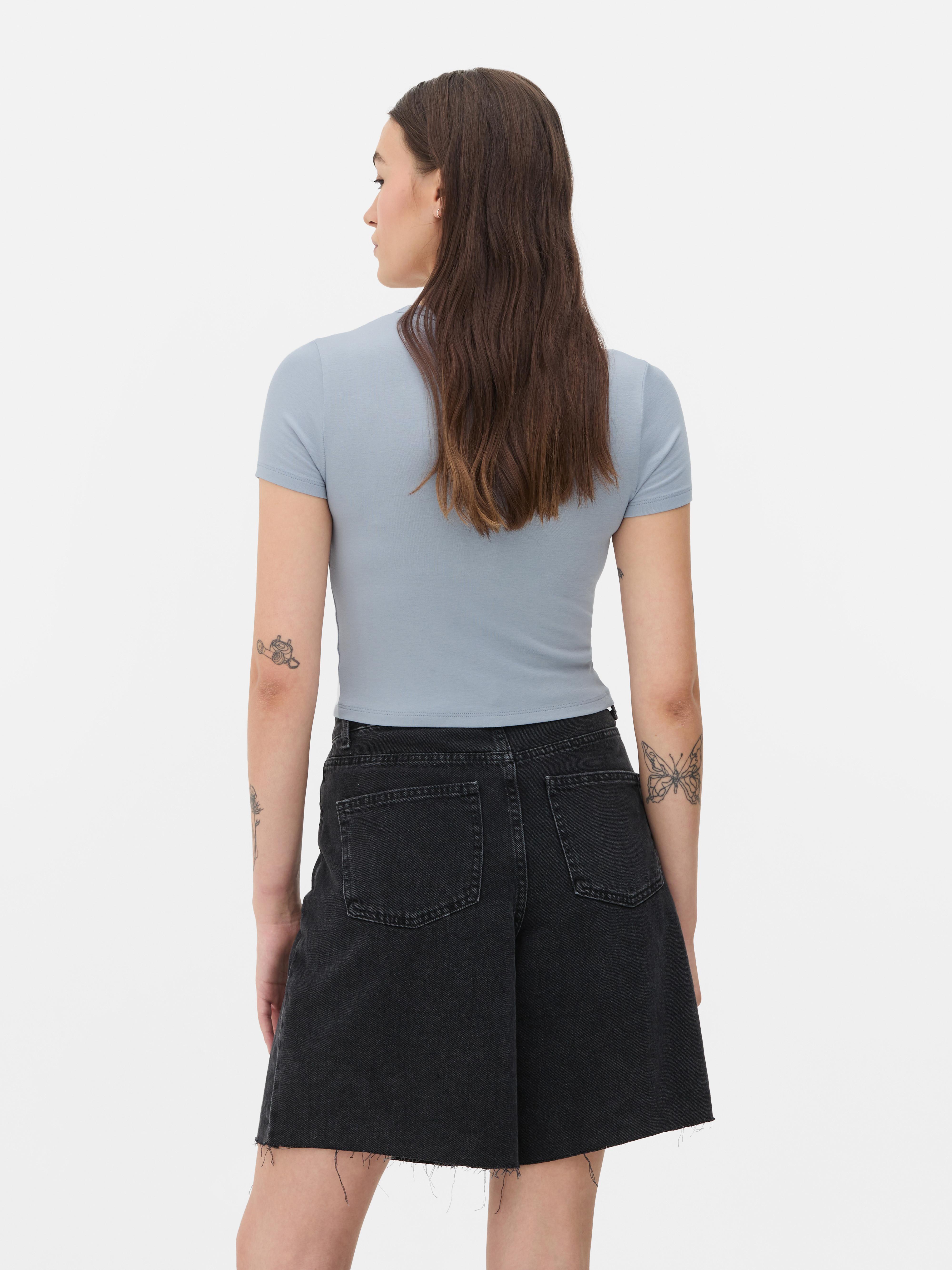 Tricou cu mânecă scurtă. Gândește-te doar la posibilitățile de stil ale acestui tricou scurt.