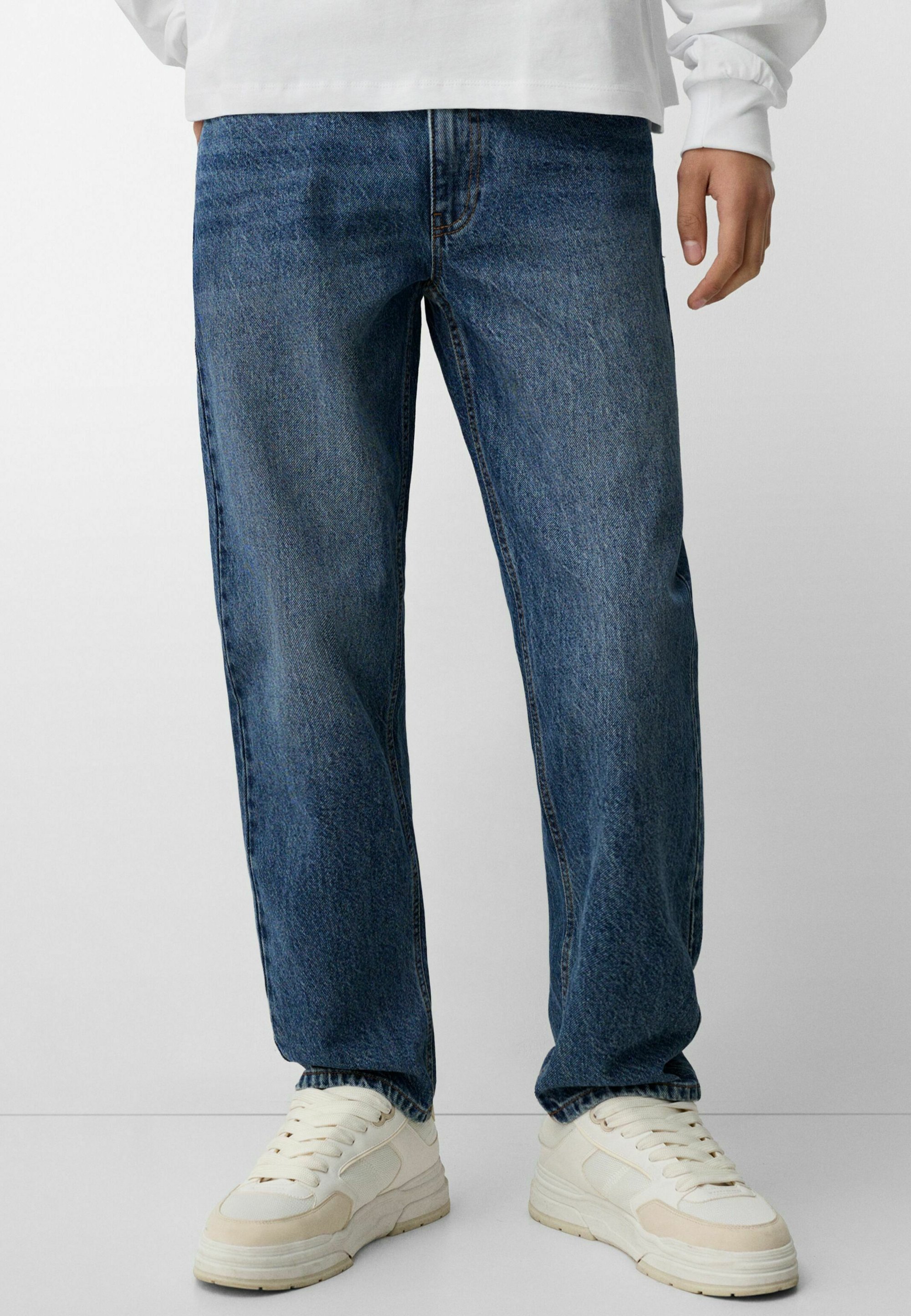 Bershka jeans met taps toelopende pasvorm - donkerblauw