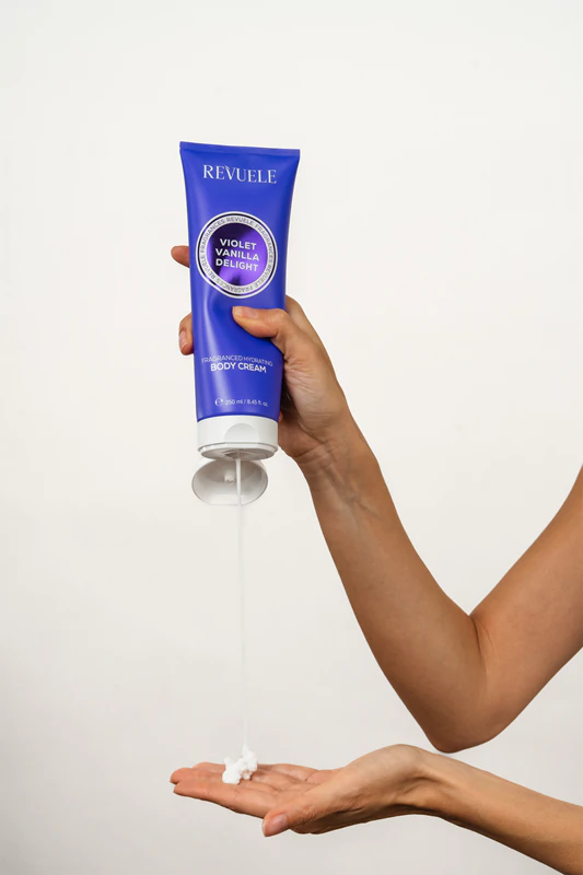 Hydratačný telový krém Revuele Violet Vanilla Delight s vôňou