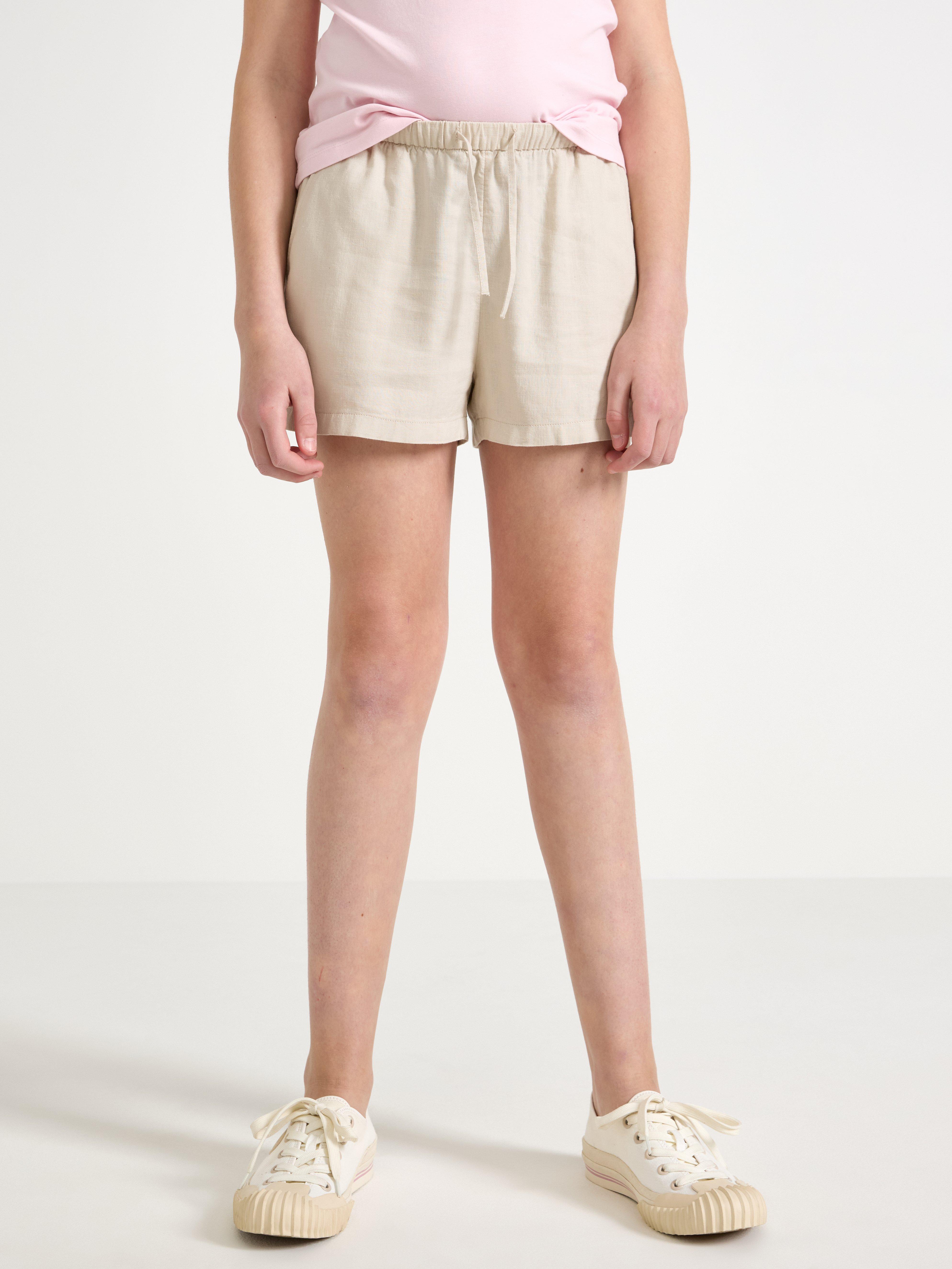 Pantalones cortos de mezcla de lino color beige claro.
