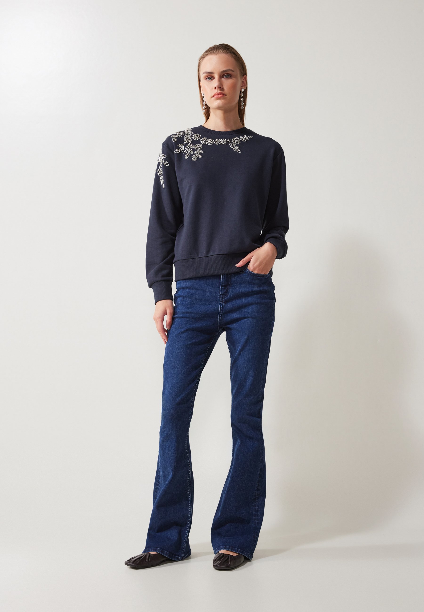 Pull Anna Field à fleurs et strass - Sweat-shirt - bleu foncé