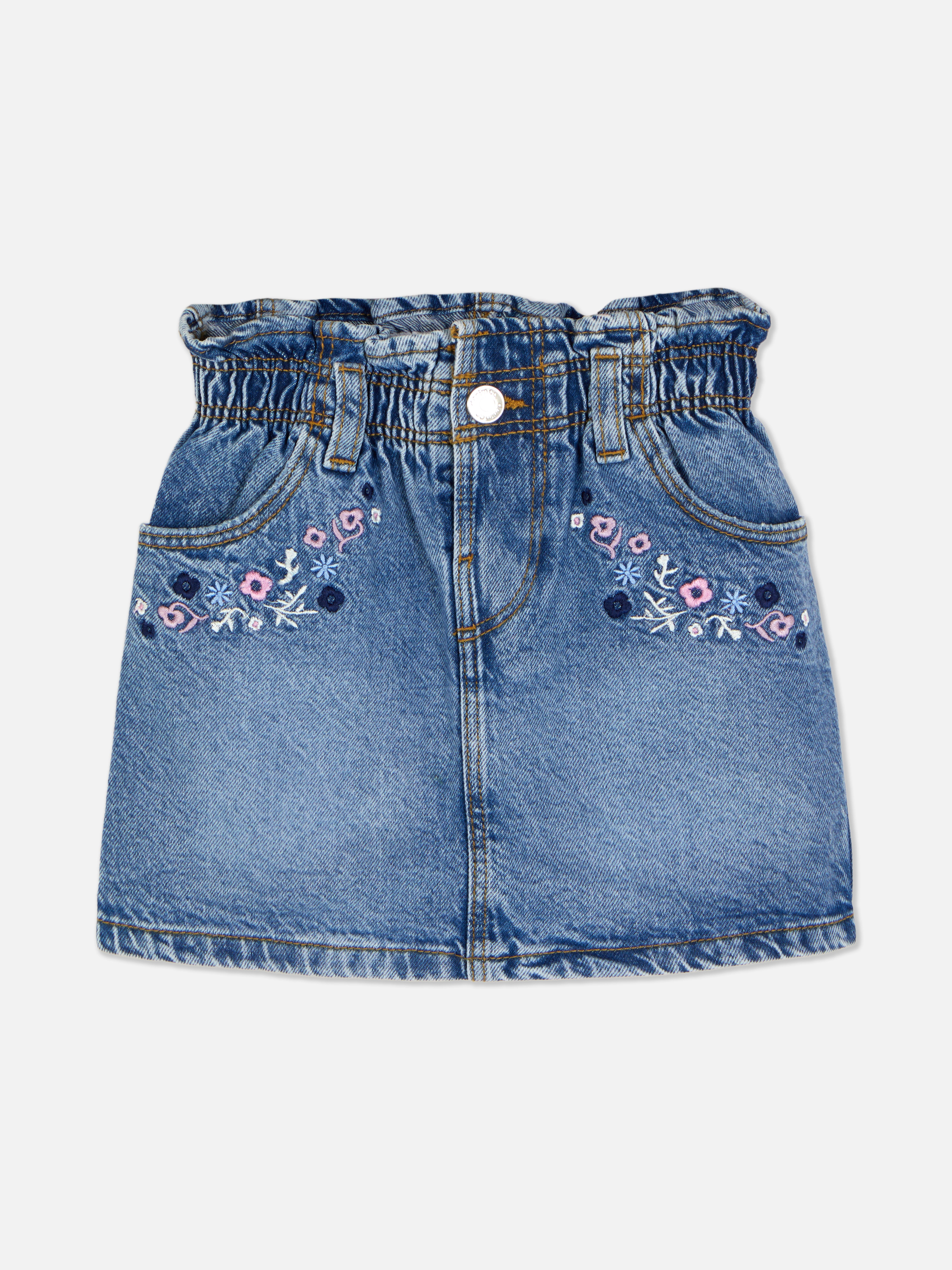 Jeansrock mit Blumenstickerei. Ein Jeansrock mit gestickten Blumen, elastischem Bund, Gürtelschlaufen und Taschen.