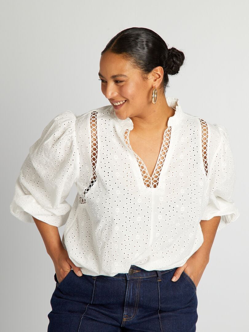 Blusa con bordado de puntada inglesa - BLANCA