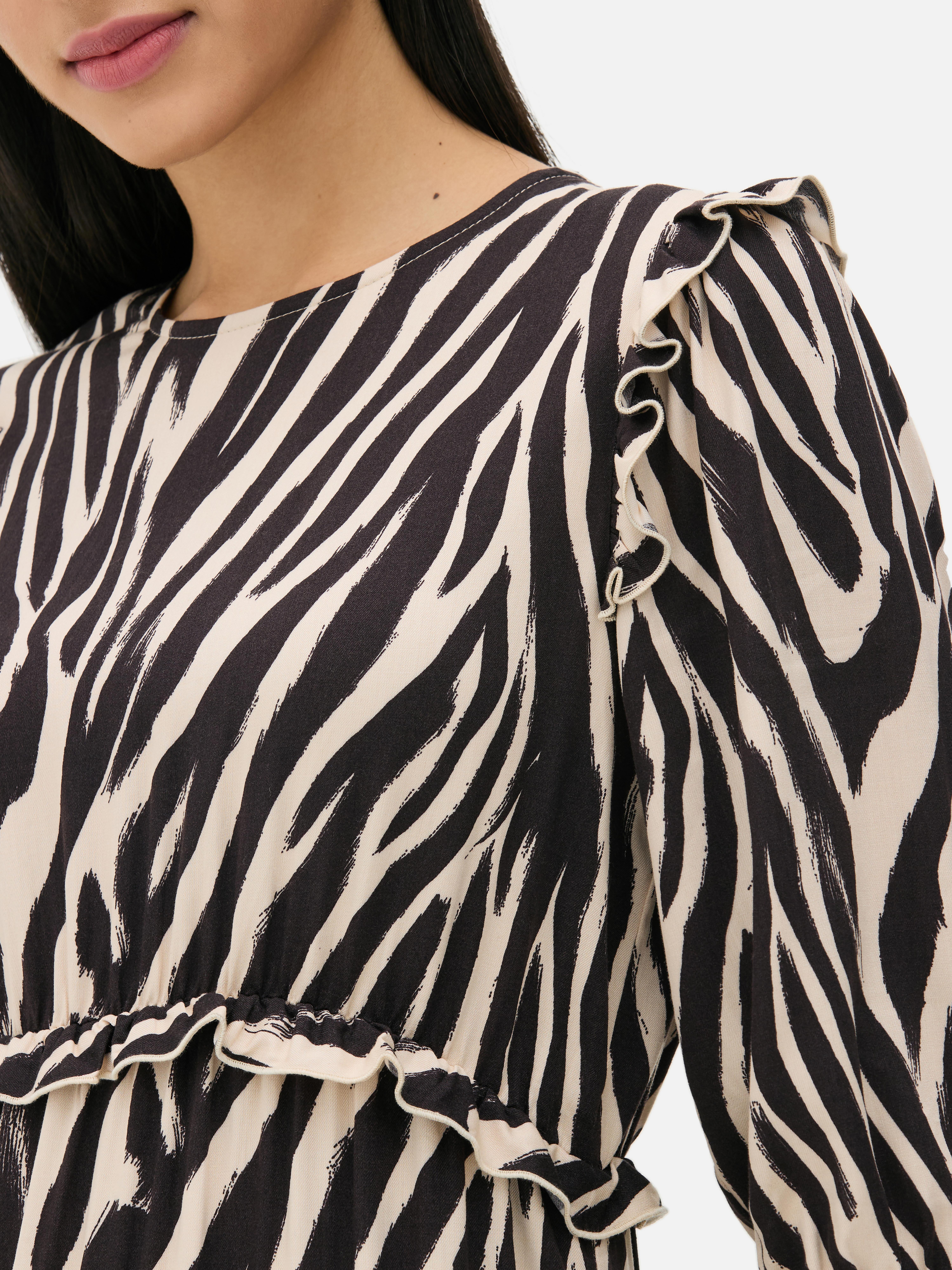 Rochie midi cu volane Această rochie midi cu imprimeu este perfectă pentru iubitoarele de volane