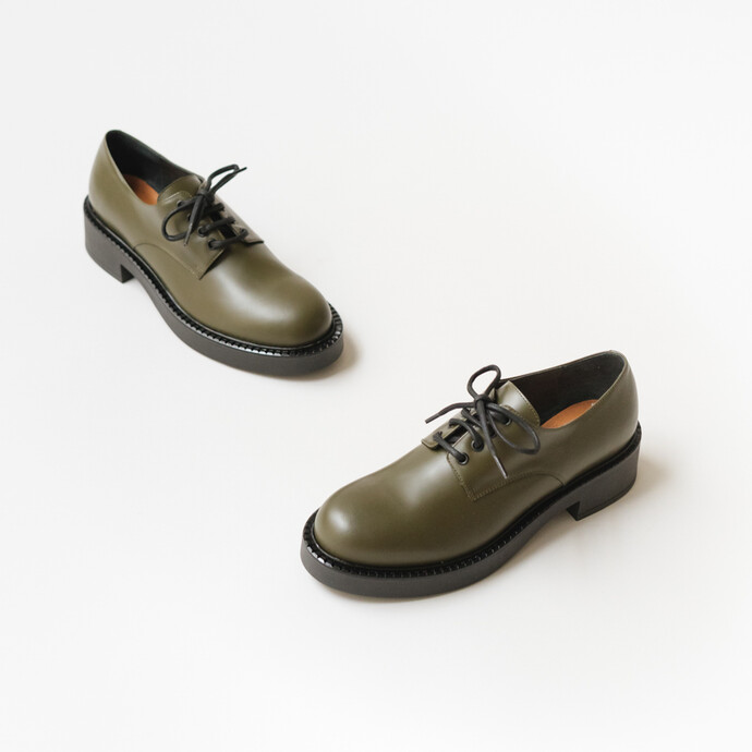 Derbies à lacets et semelles épaisses  en cuir glacé kaki