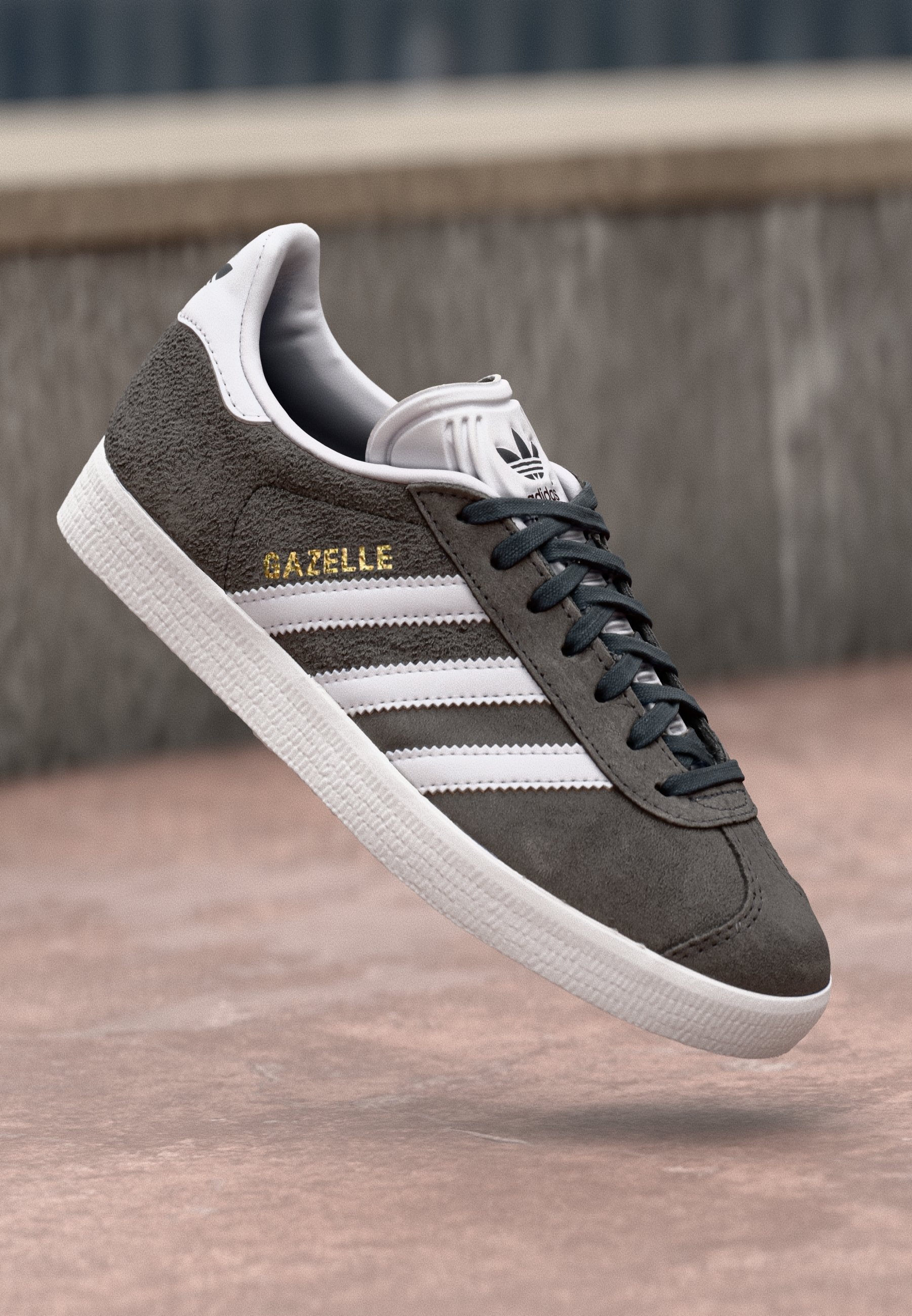 adidas Originals GAZELLE UNISEX - Sneakers - dgh effen grijs/wit/goudkleurig metallic