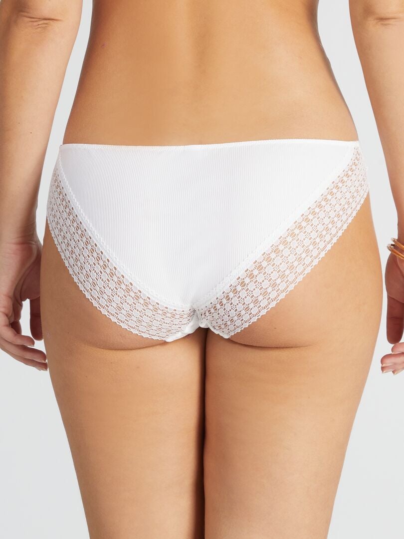 Calcinha com detalhes em renda - Branca
