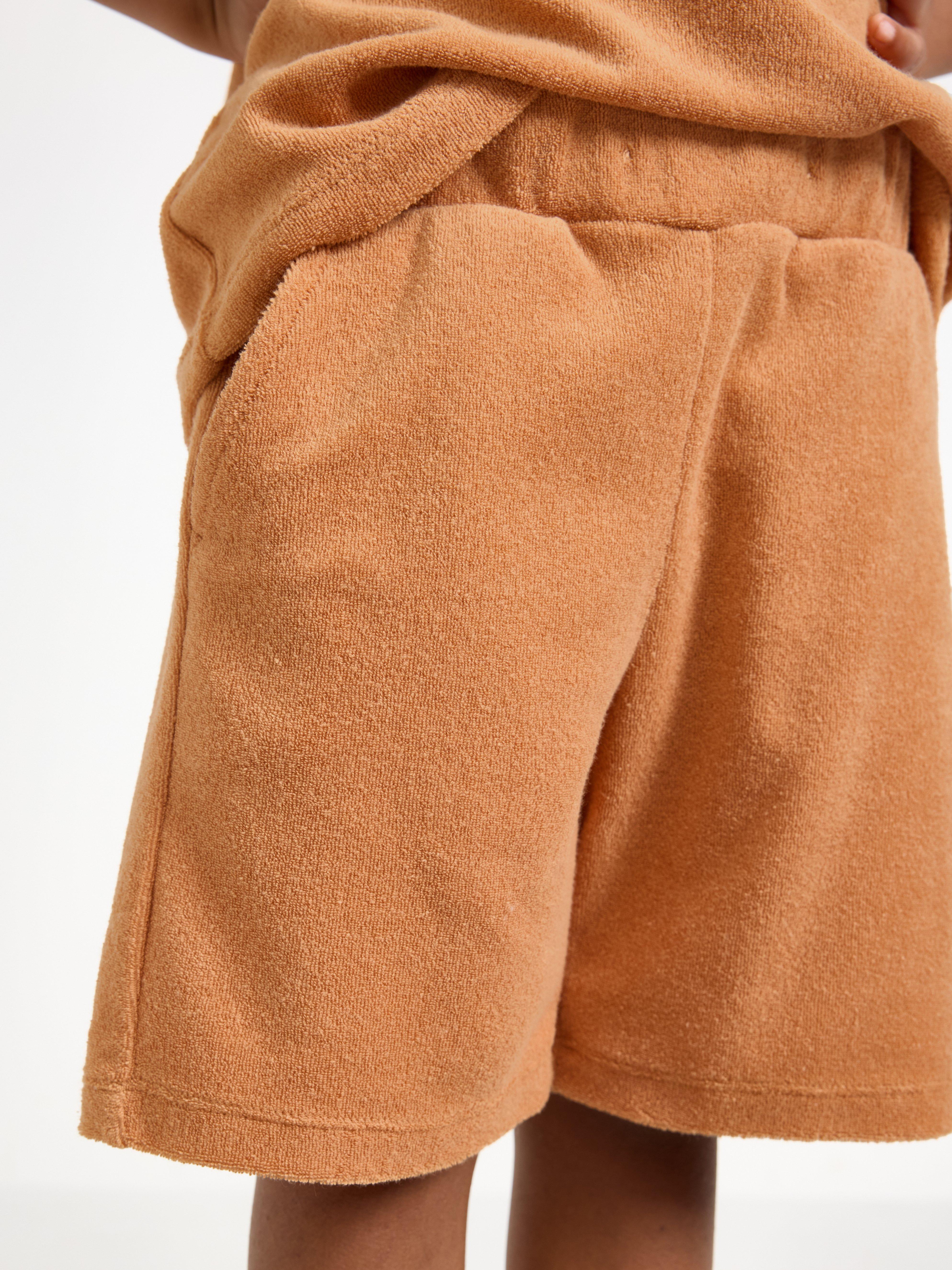Pantalones cortos de color beige oscuro desgastado