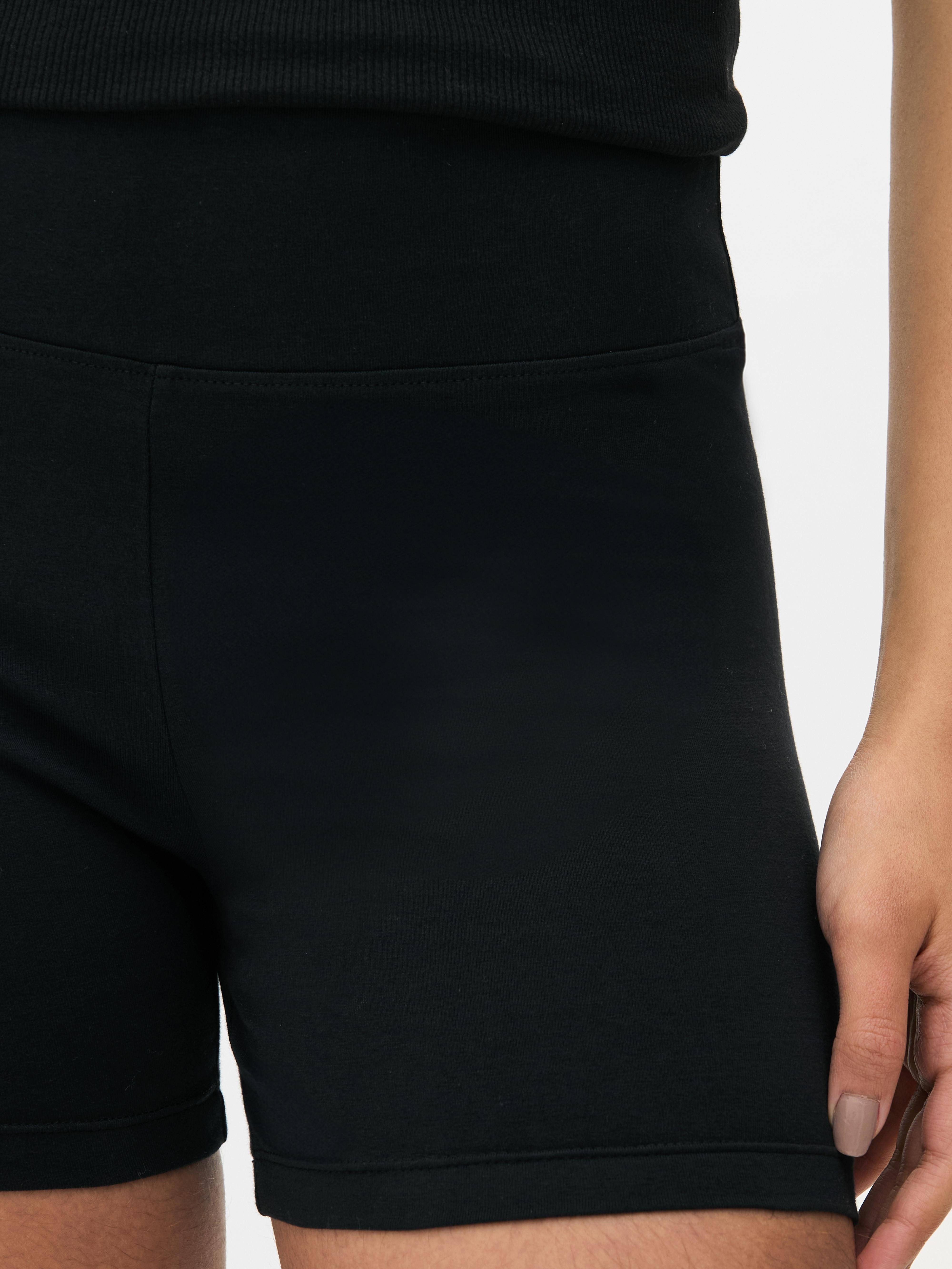 Pantaloni scurți de yoga cu talie înaltă, set de 2 Un set de doi pantaloni scurți de yoga pentru a-ți pune în valoare statul în cap