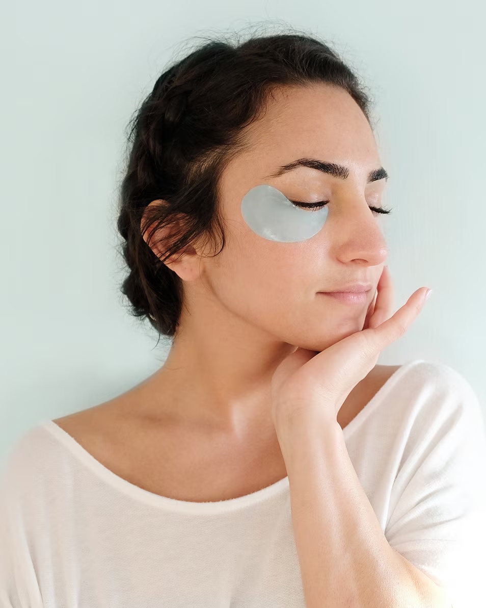 Plasturi oculari cu gel hidrogel și aromă de nori hialuronic Water Drench™ de la Peter Thomas Roth