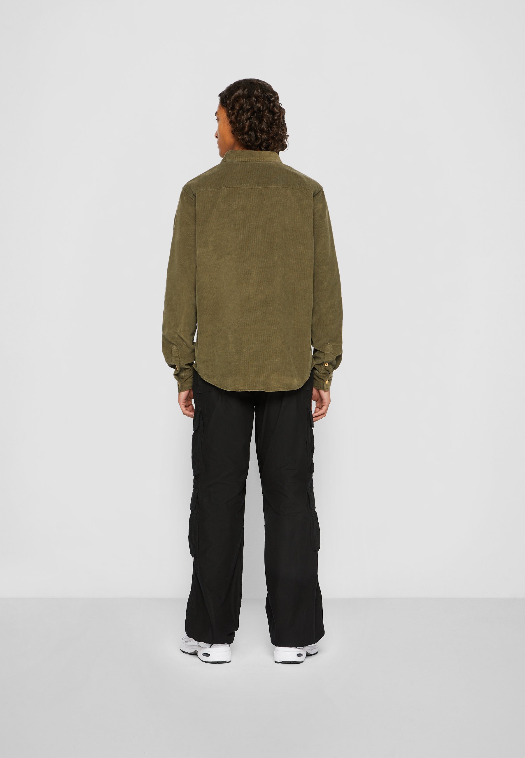 Camicia in velluto a coste Urban Classics - Camicia - verde oliva