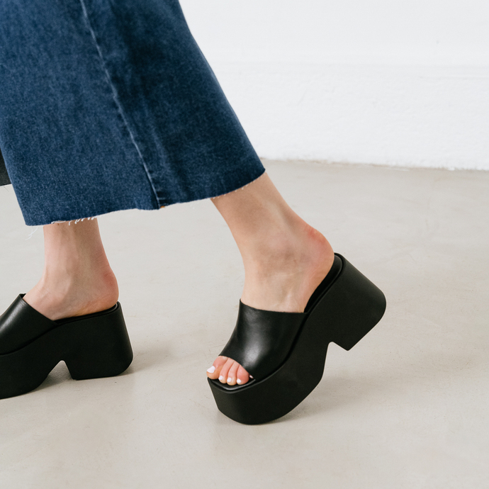 Mules à plateformes et bouts carrés  en cuir noir