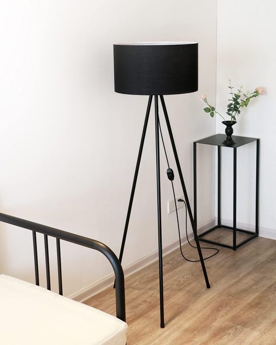 Lampada da terra a LED dimmerabile dal design contemporaneo con treppiede in metallo - TOMONS - Nera - Stile moderno - Camera da letto