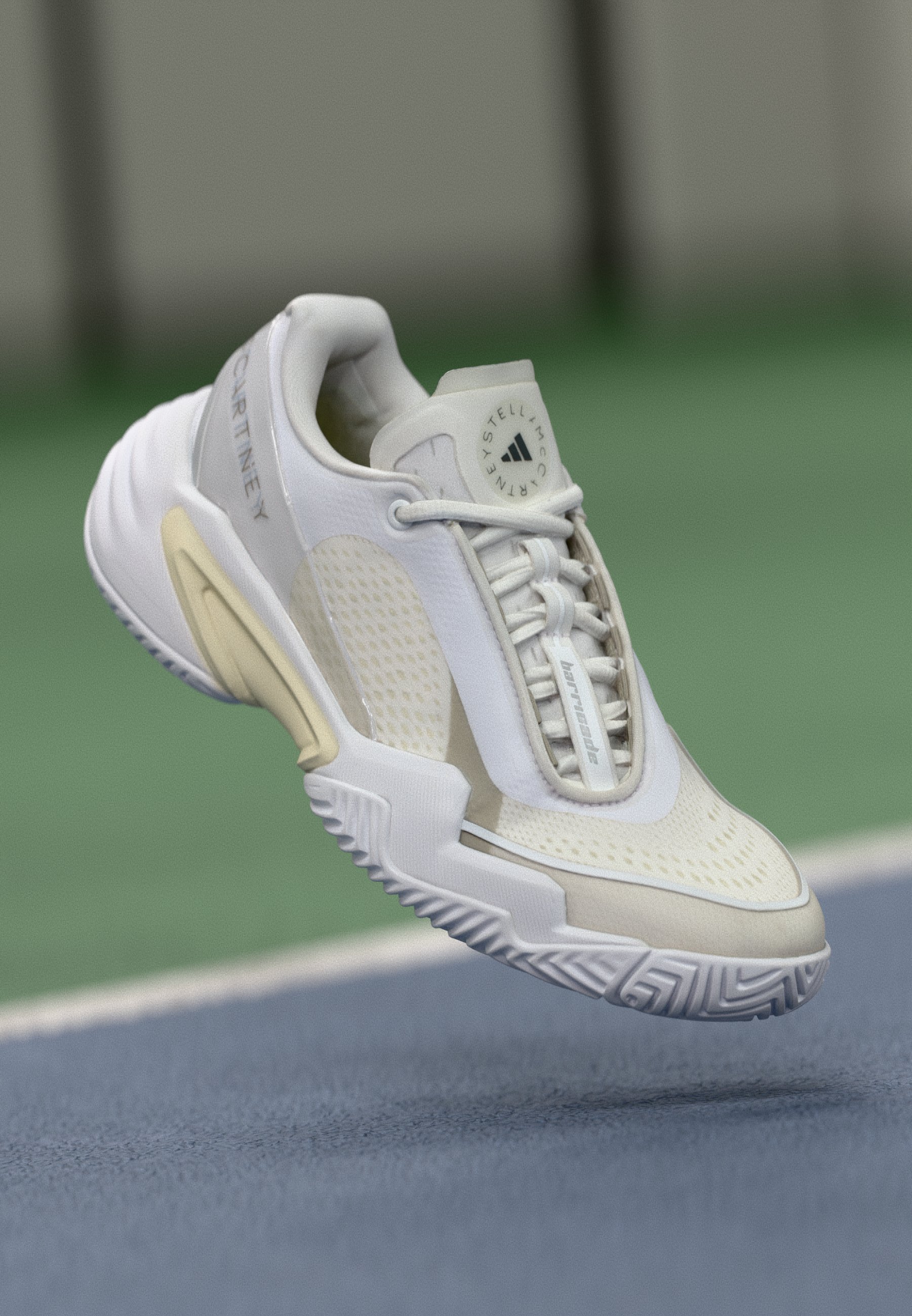 adidas Performance ASMC BARRICADE - Multicourt tennisschoenen - wit/amandelmelk/wilggrijs