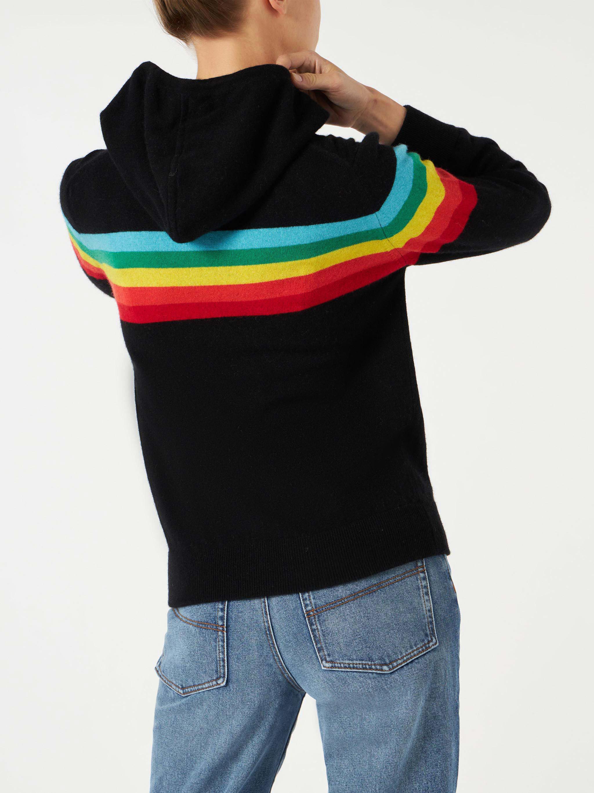 Gebreide sweater met regenboogaccenten.