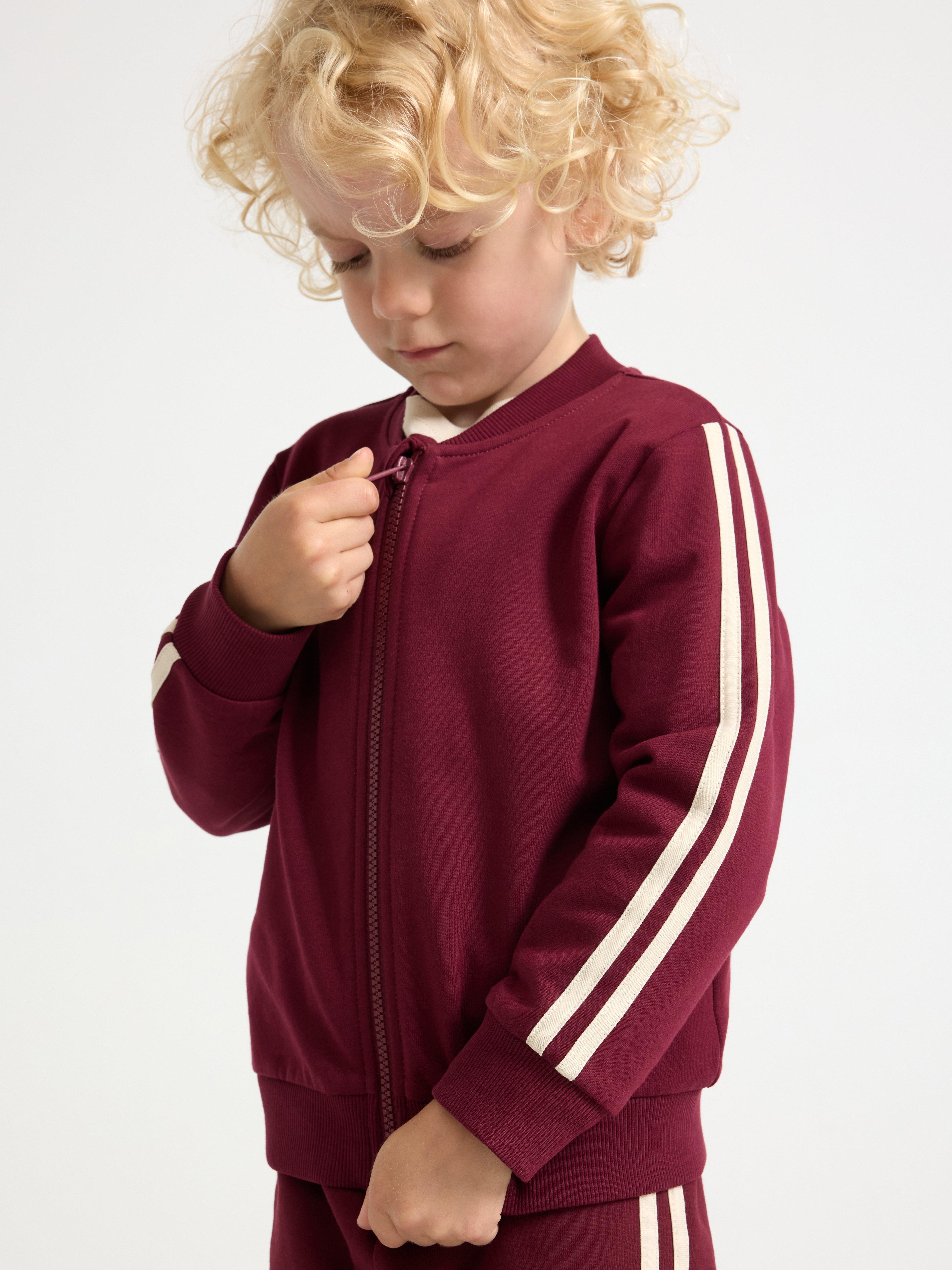 Sudadera con cremallera, color rojo oscuro empolvado.