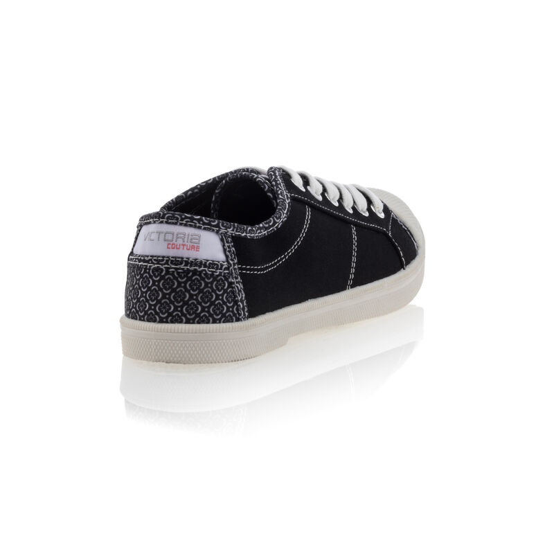 Zapatillas deportivas para mujer en color negro.