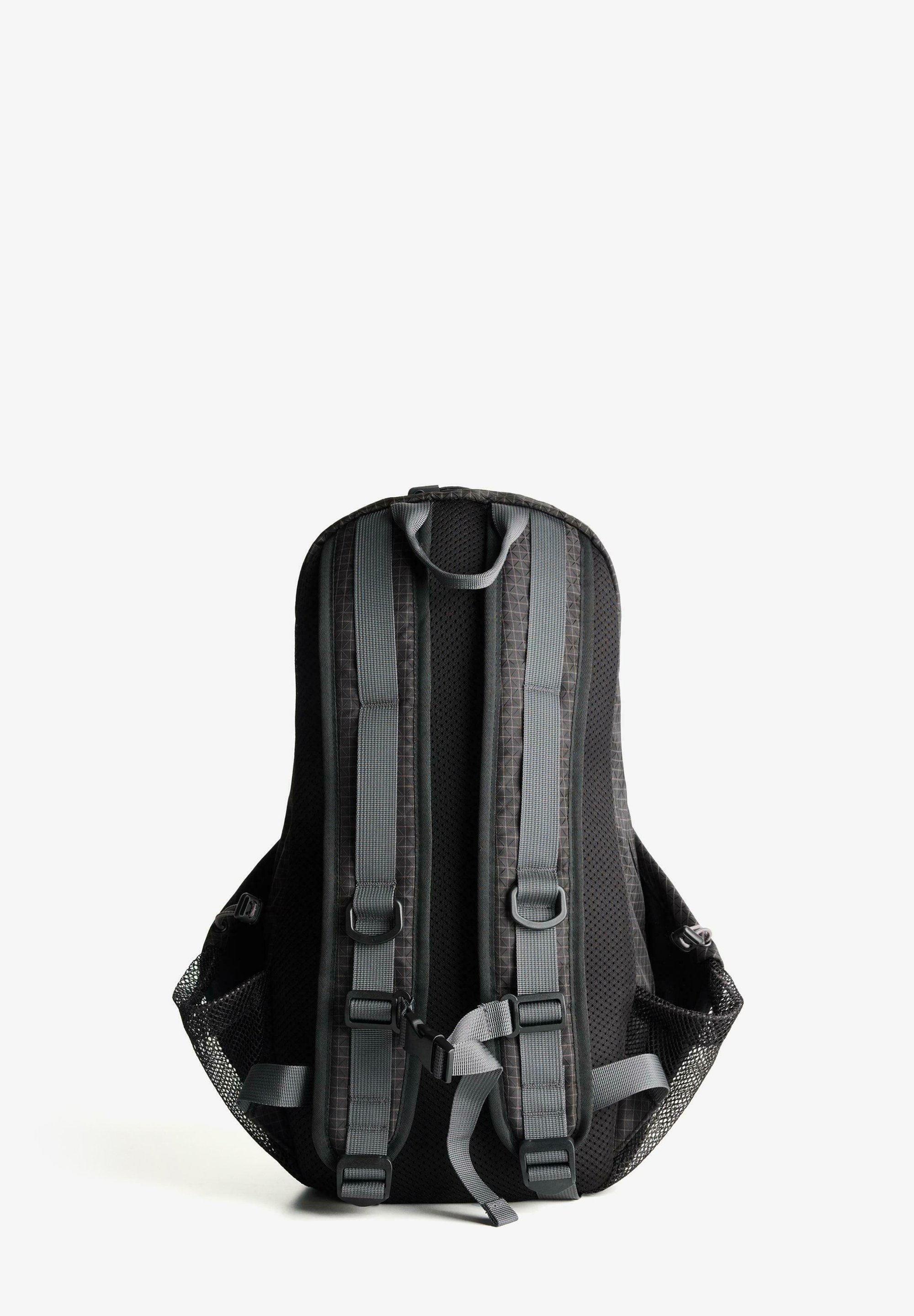 Mochila Bershka - preta