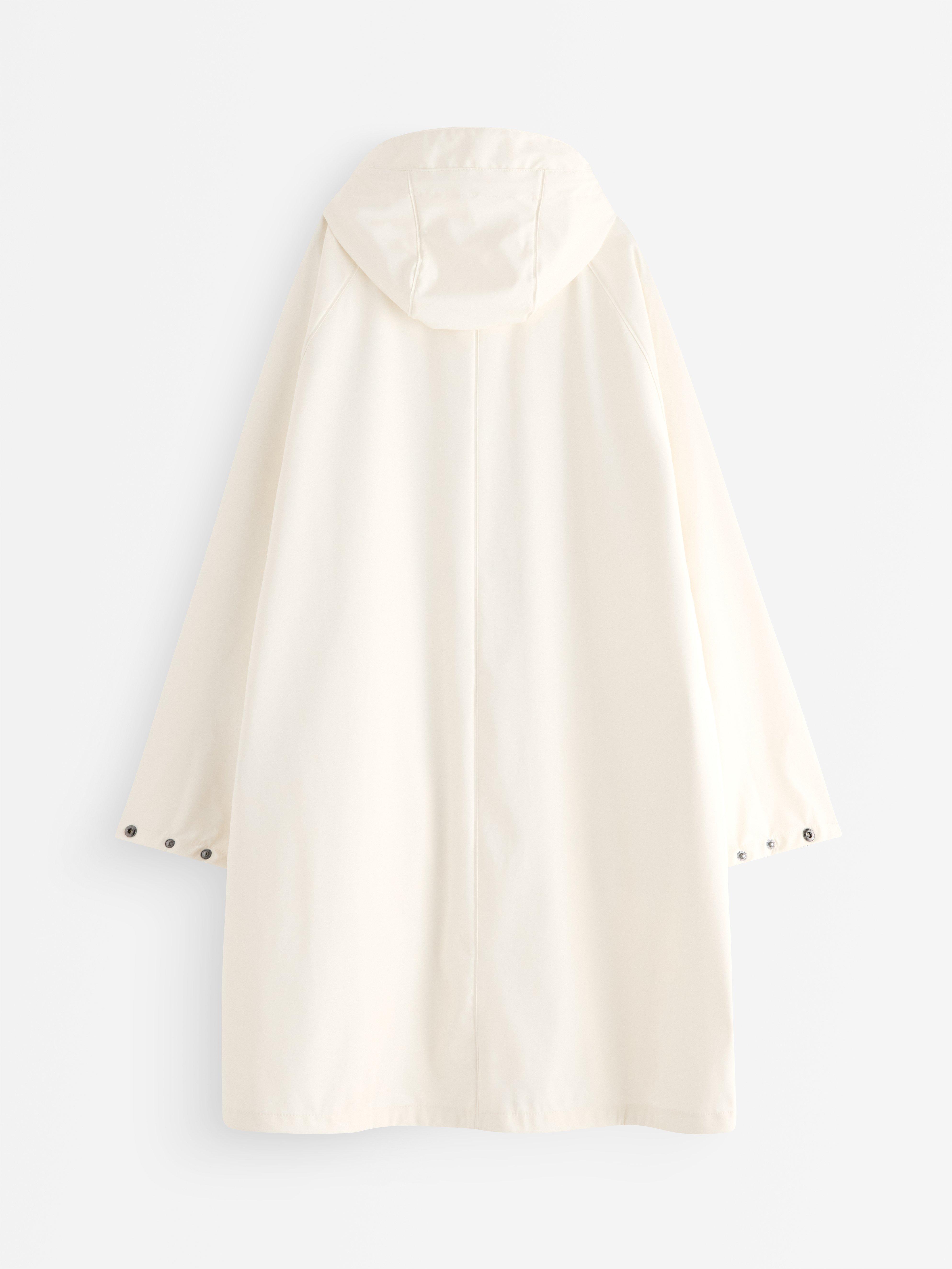 Chaqueta impermeable con capucha color blanco roto.