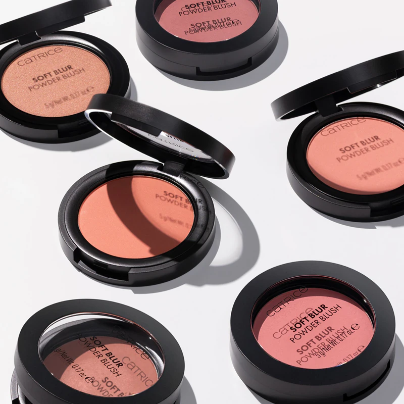 Pudrová tvářenka Catrice Soft Blur Powder Brush s matným finišem