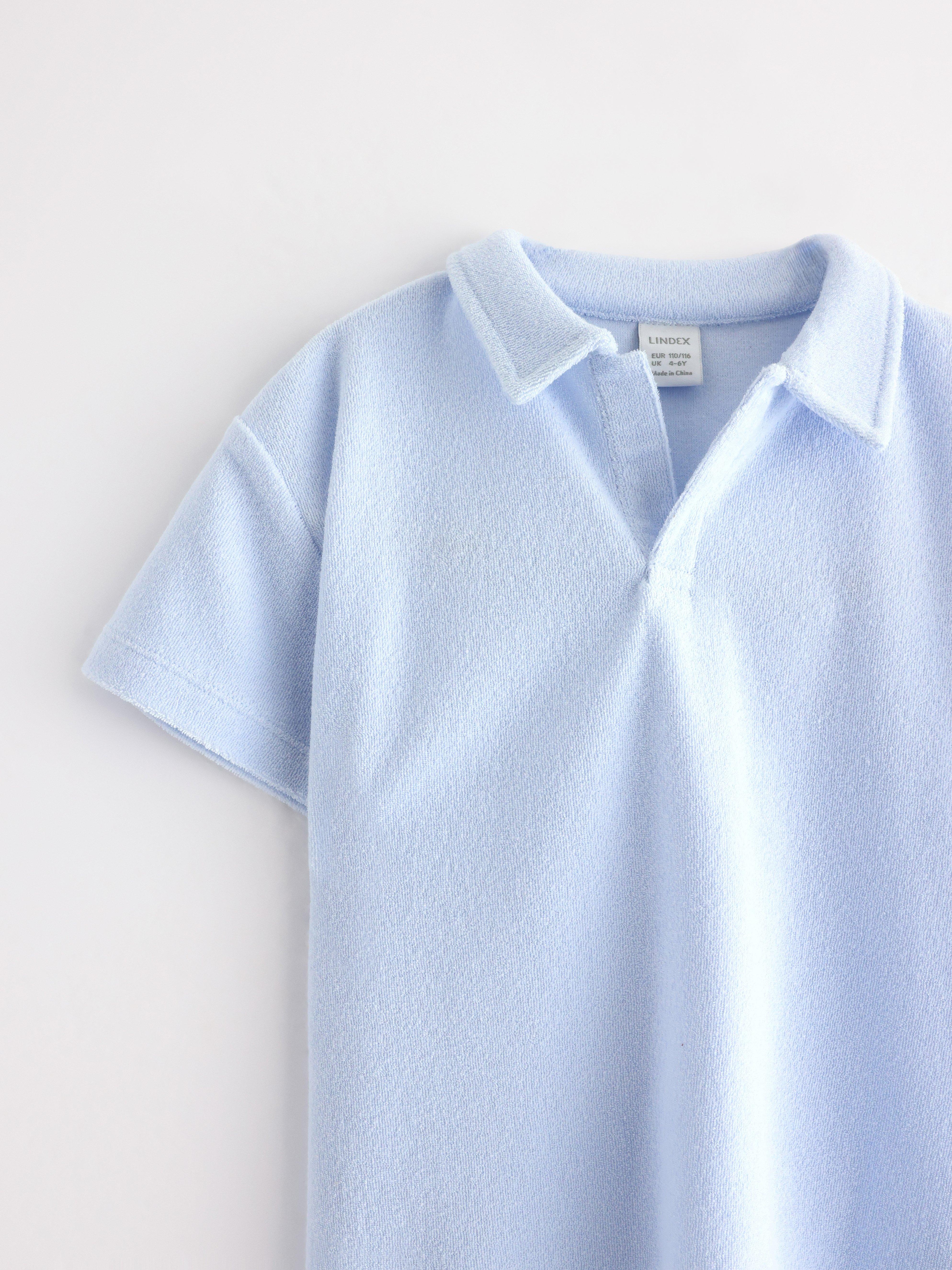 Camisa de manga curta em tecido atoalhado azul claro