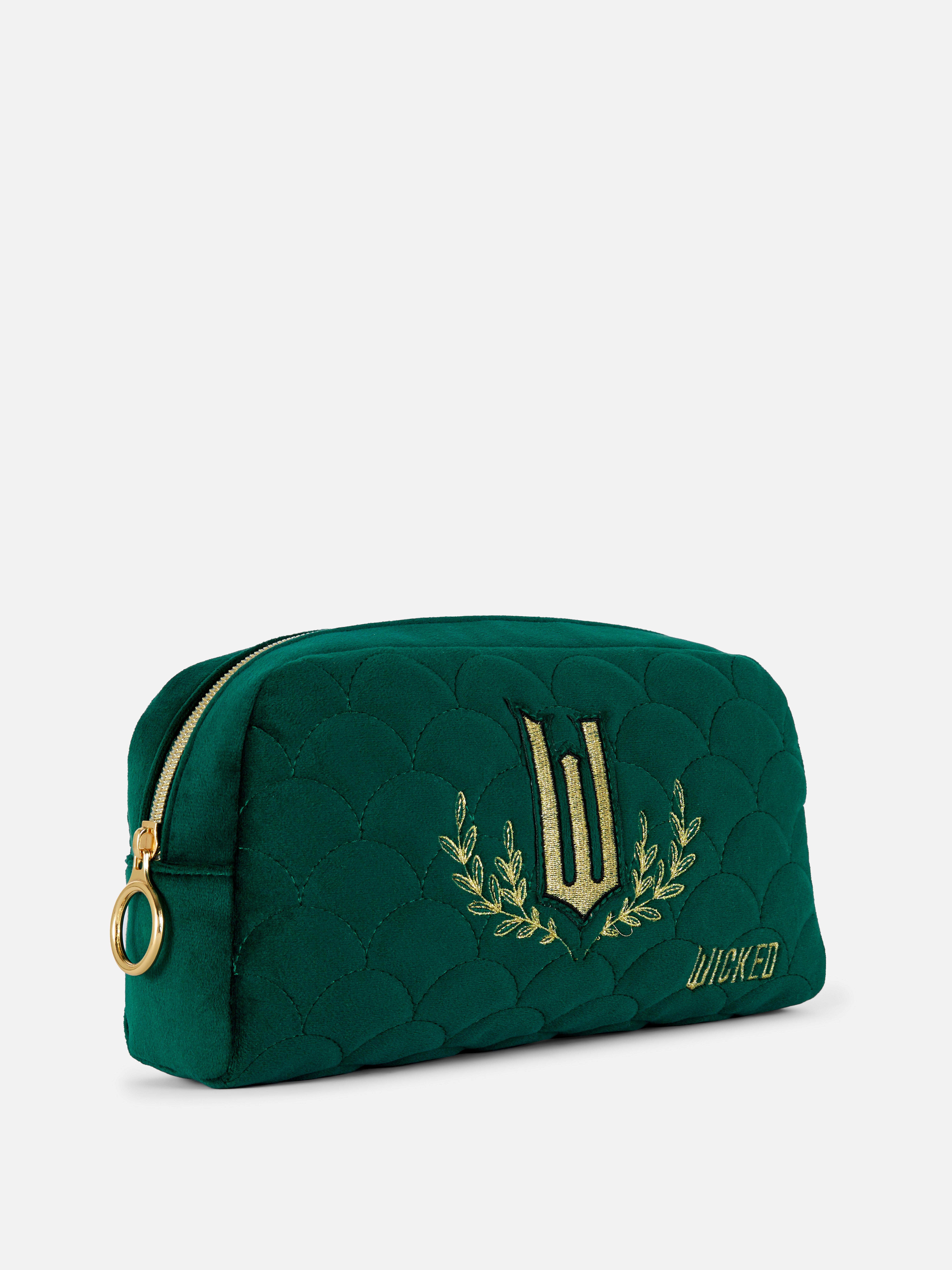 Geantă de machiaj Wicked x Primark O geantă de machiaj matlasată cu sigla Wicked The Movie și fermoar cu inel O