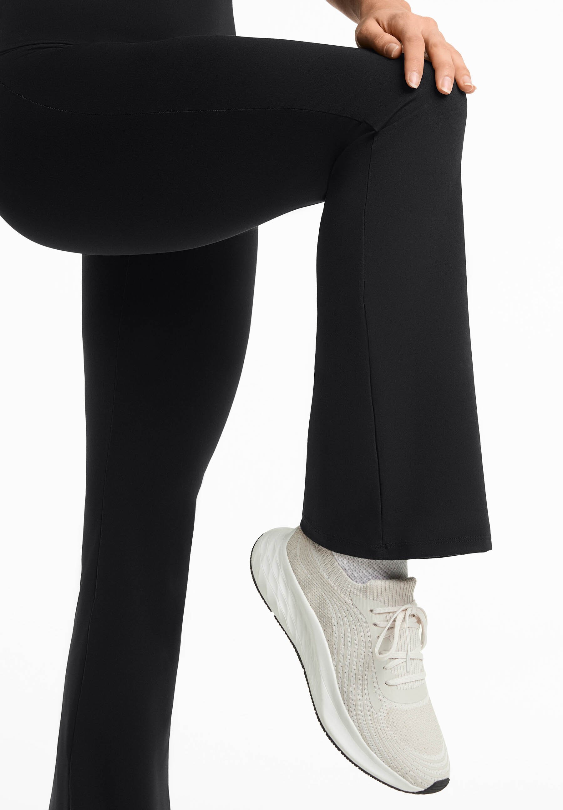 OYSHO HIGH-RISE COMFORT FLARE - Pantaloni neri