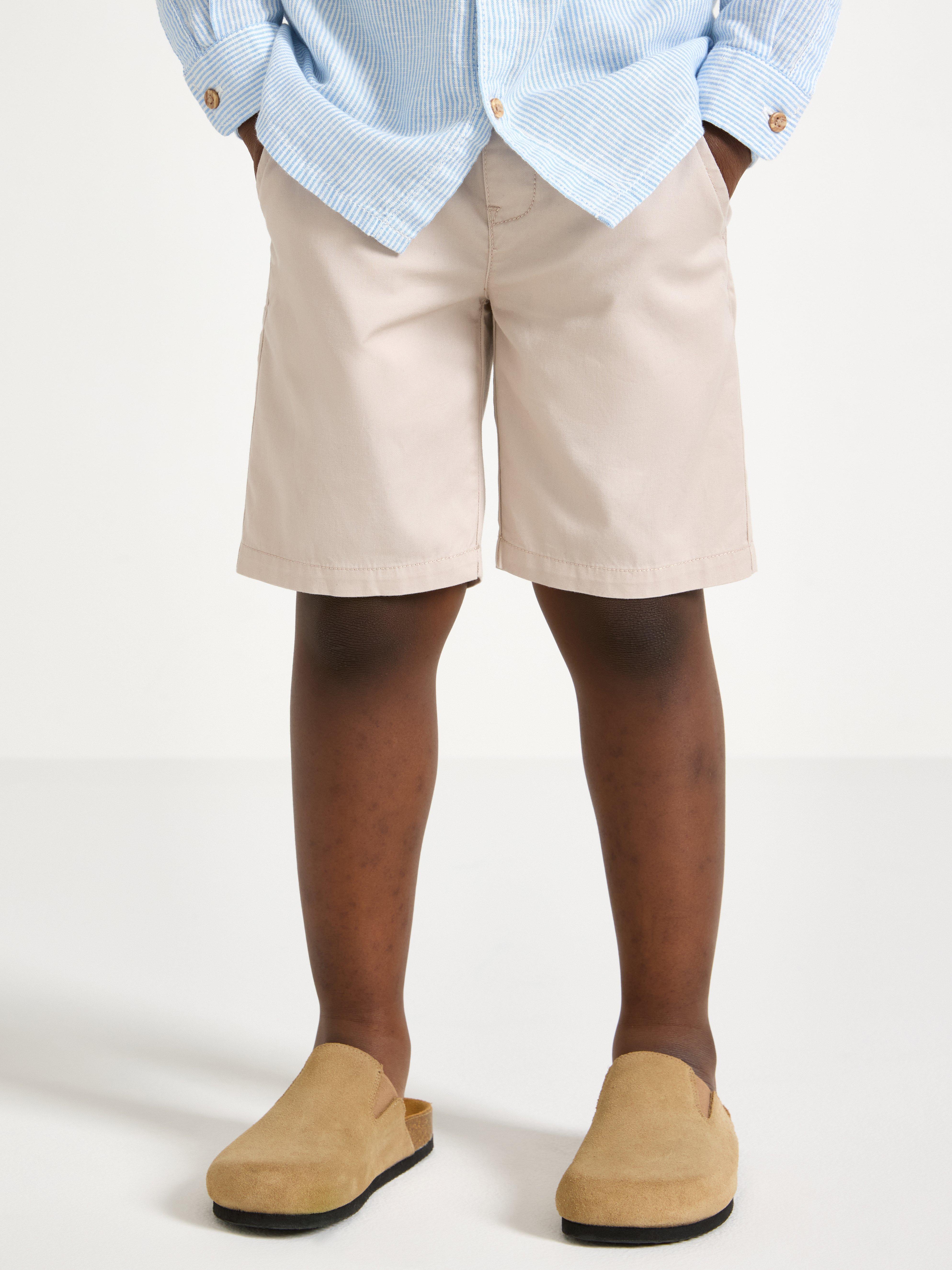 Pantaloni scurți chino gri deschis