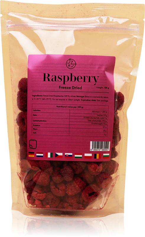 Wir essen gesunde gefriergetrocknete Himbeeren, gefriergetrocknetes Obst