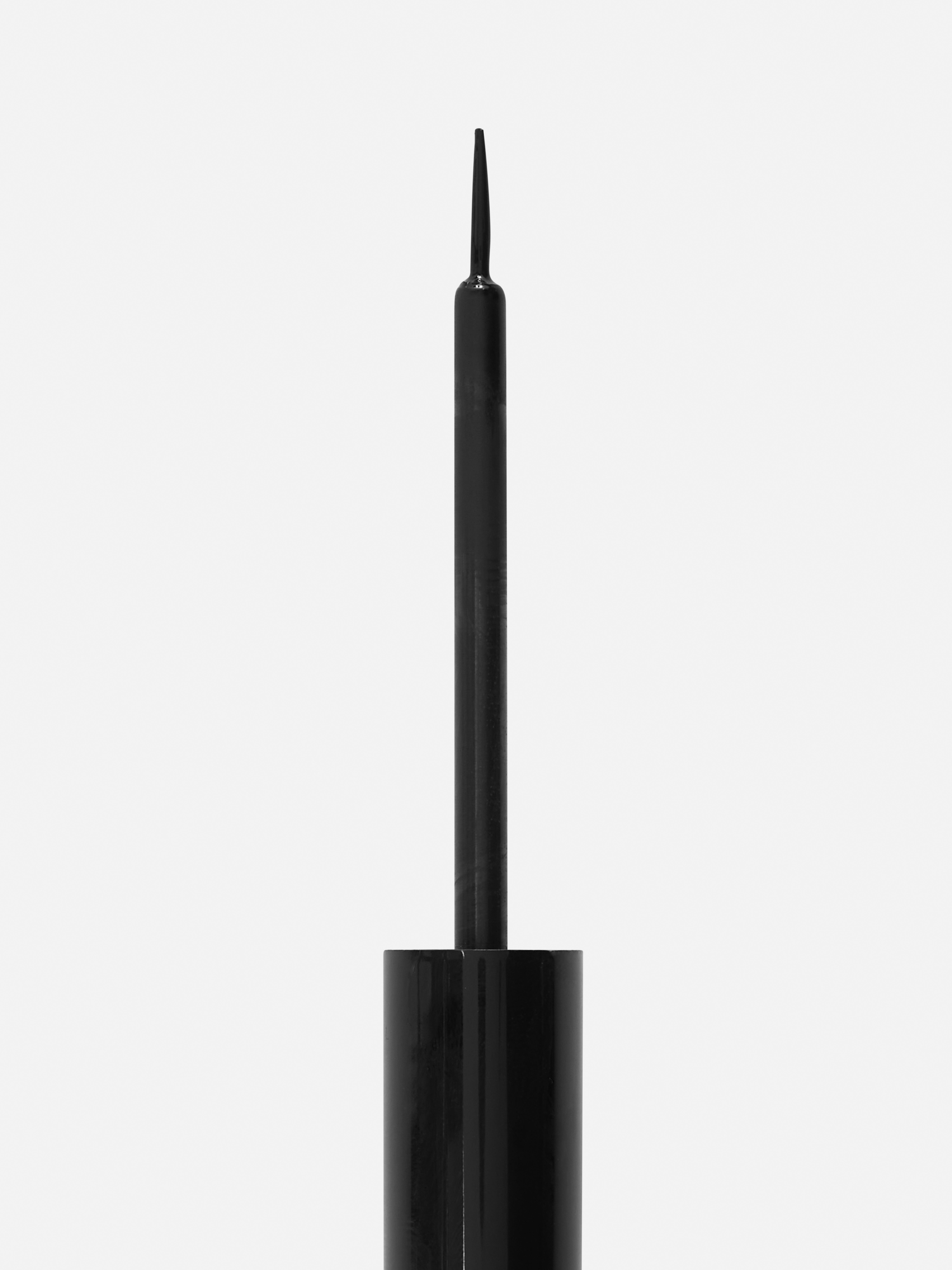 PS... Creion de ochi lichid Aripioare subtile sau un look complet de tip cat-eye? Acest creion de ochi lichid poate face totul pentru tine.