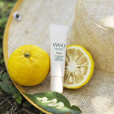 Shiseido Waso Yuzu-C Eye Awakening Essence kosteuttava silmänympärysvoide tummien silmänalusten ja turvotuksen vähentämiseen