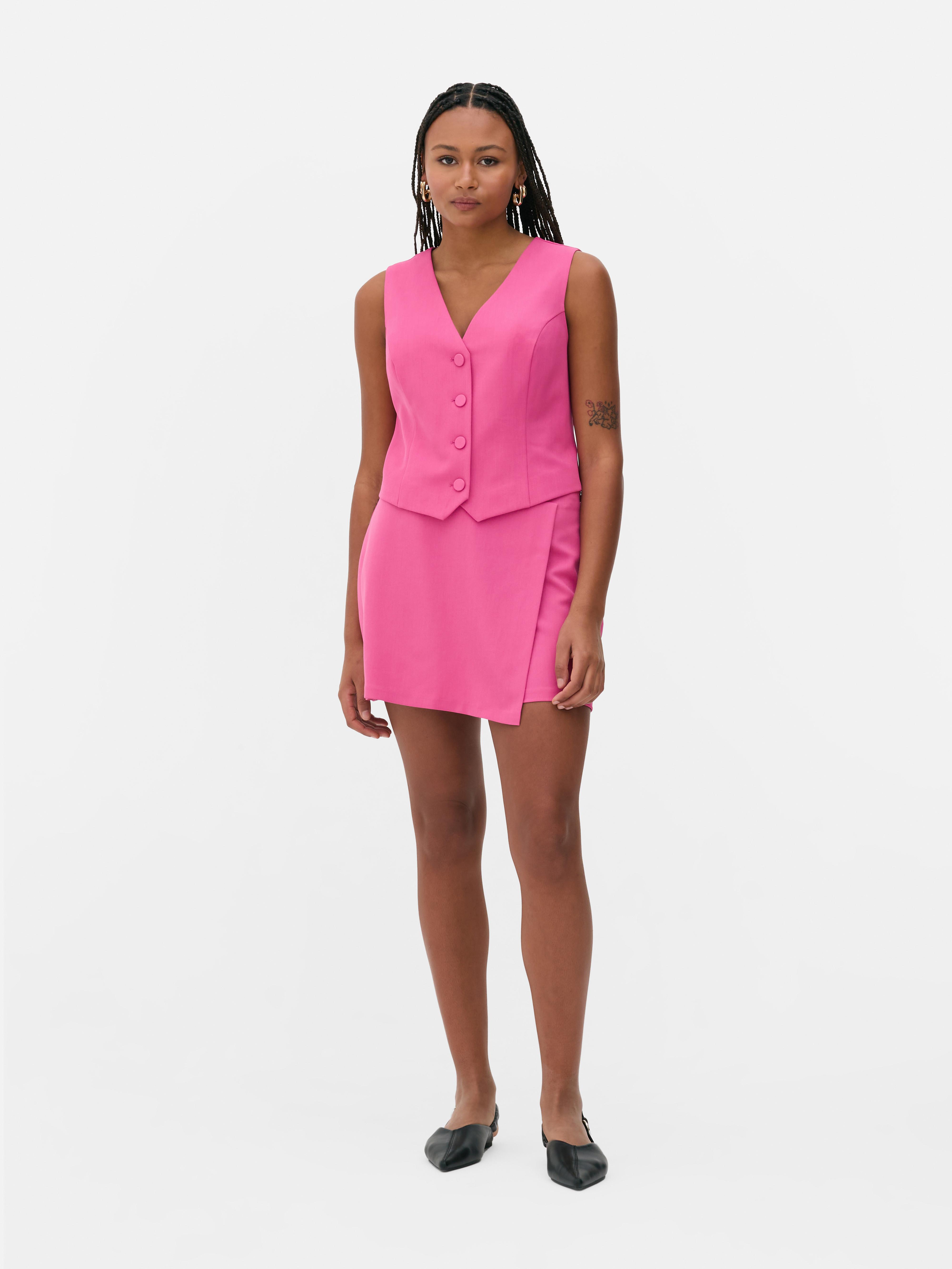 Vestă elegantă cu închidere cu nasturi. Această vestă atemporală, cu cusături prințesă, închidere cu nasturi și decolteu în V, este un adevărat must-have.