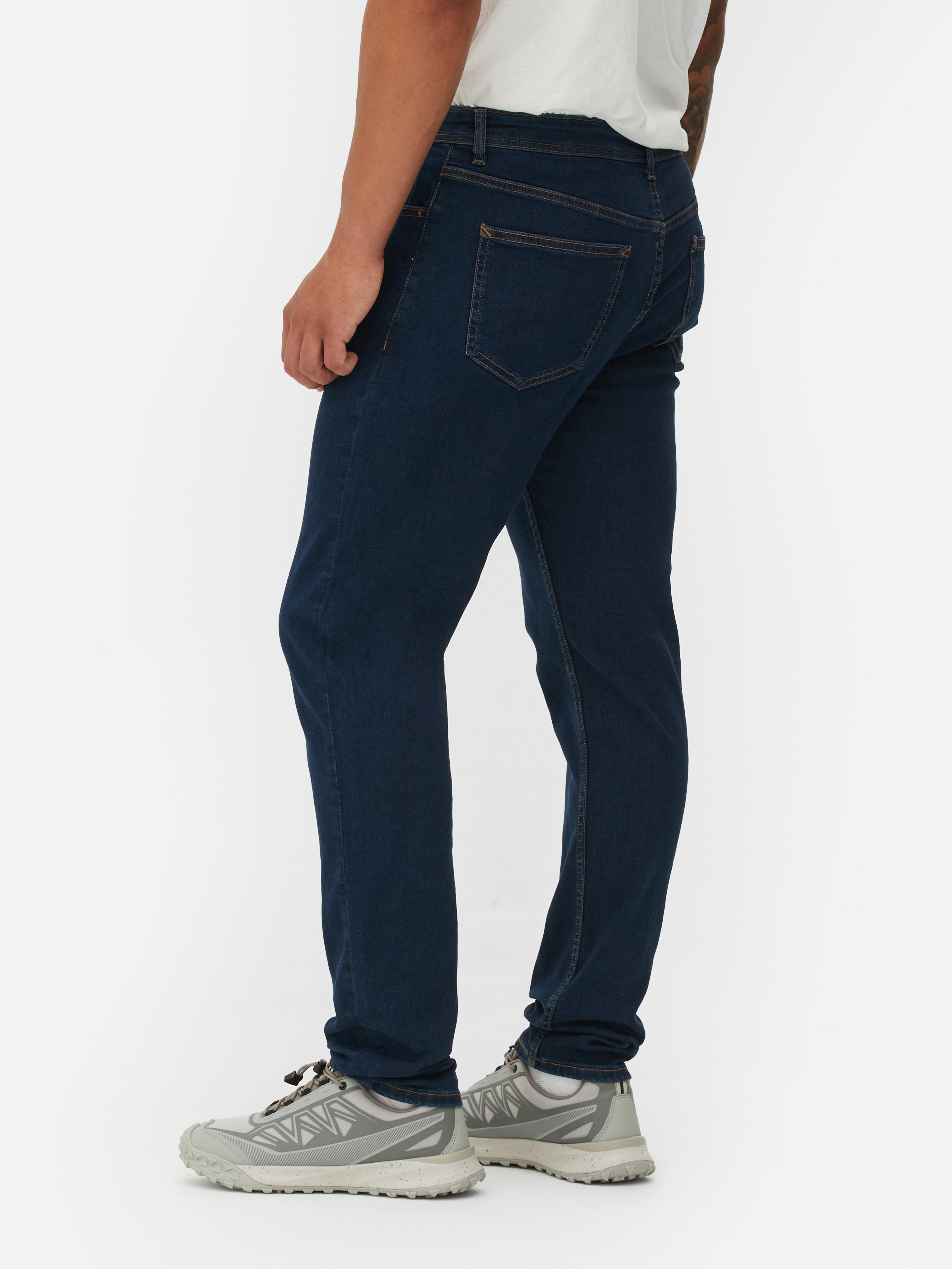 Blugi elastici, slim fit. Blugi mulați cu închidere cu nasturi, cinci buzunare și găici pentru curea.