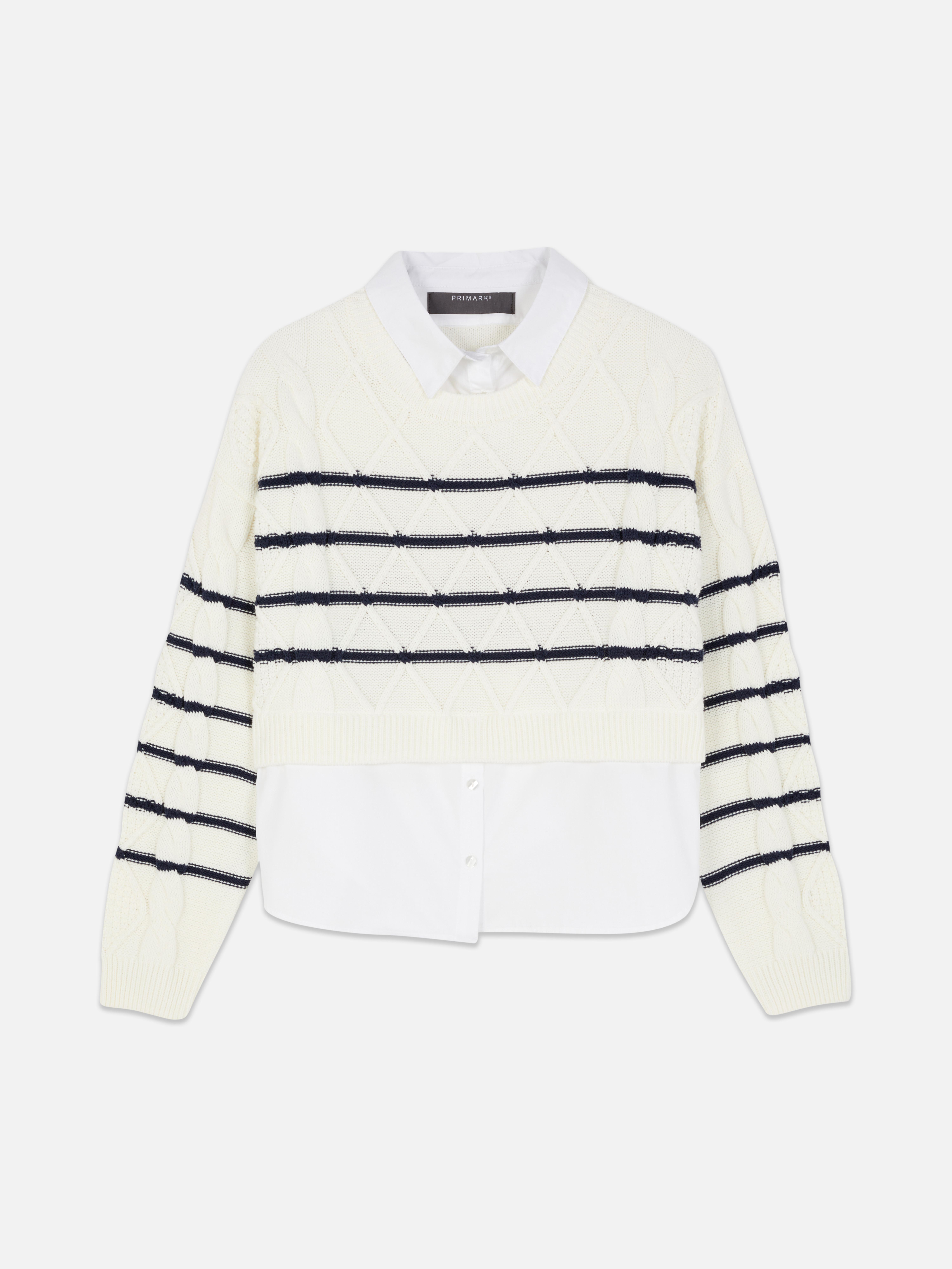 Maglione corto con camicia Un maglione a trecce lavorato a maglia 2 in 1 con camicia