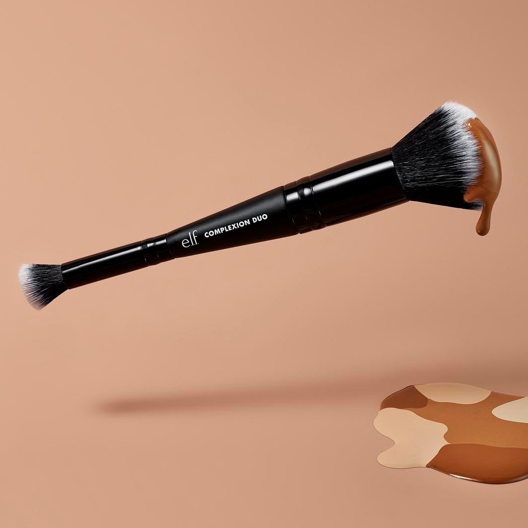 elf Cosmetics četkica za korektor, dvostruka četkica za ten – 1 komad
