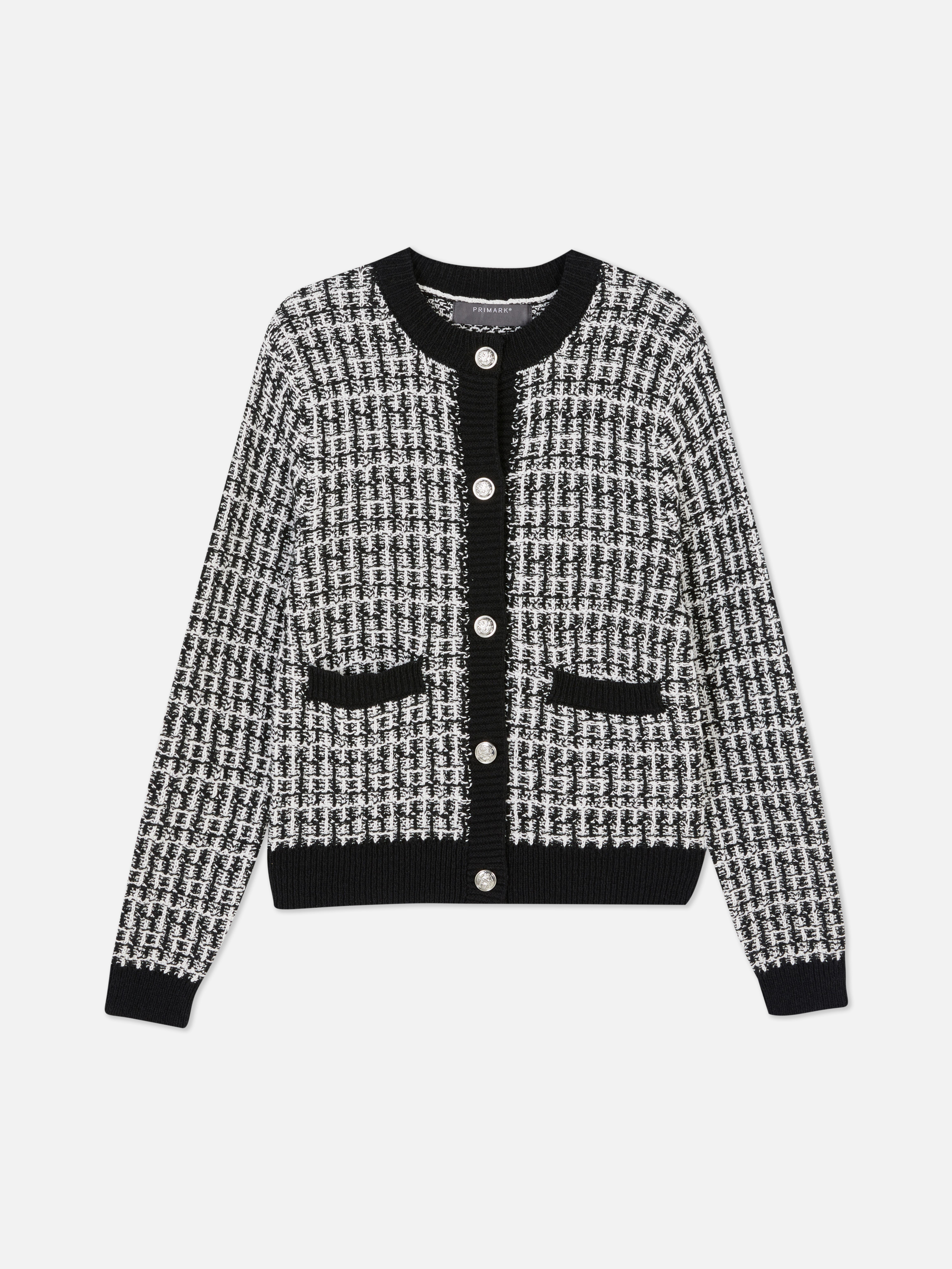 Tweed-Strickjacke mit Knöpfen. Eine Tweed-Strickjacke mit Knopfleiste, gerippten Bündchen und Taschen.