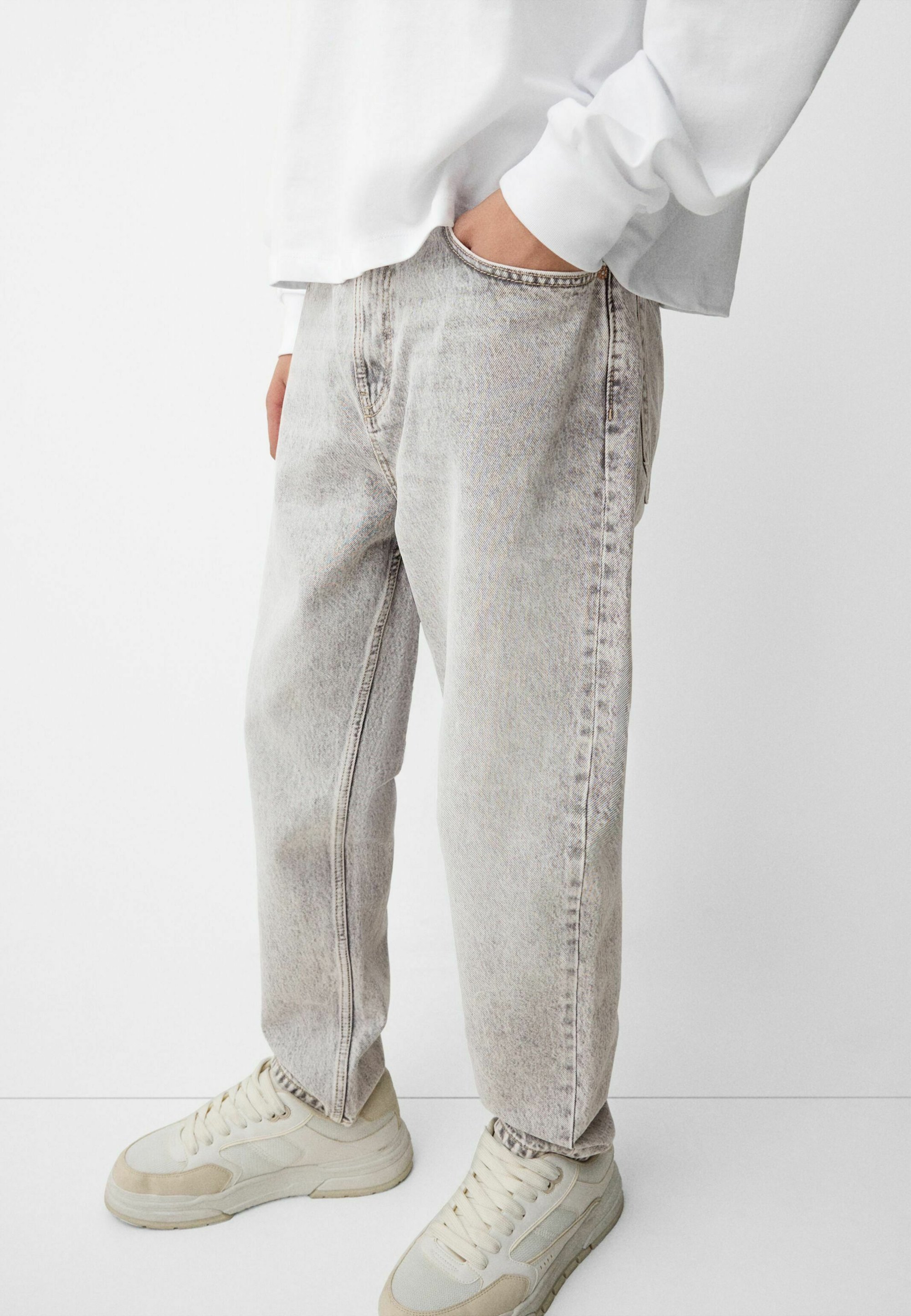 Bershka LOOSE - Kapenevat farkut - grey
