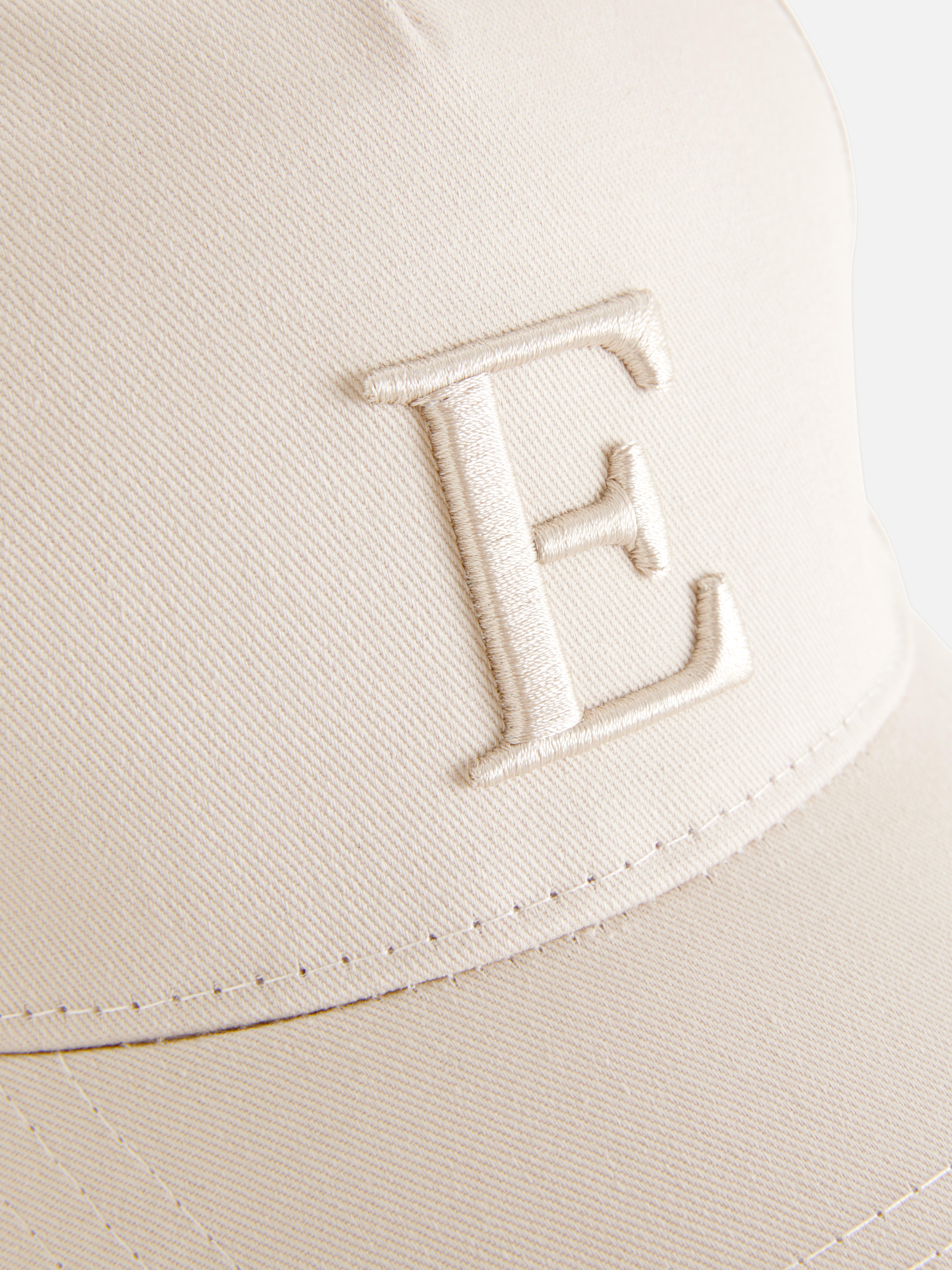 Cappellino da baseball con una lettera. C'è il tuo nome sopra? Beh, praticamente sì!