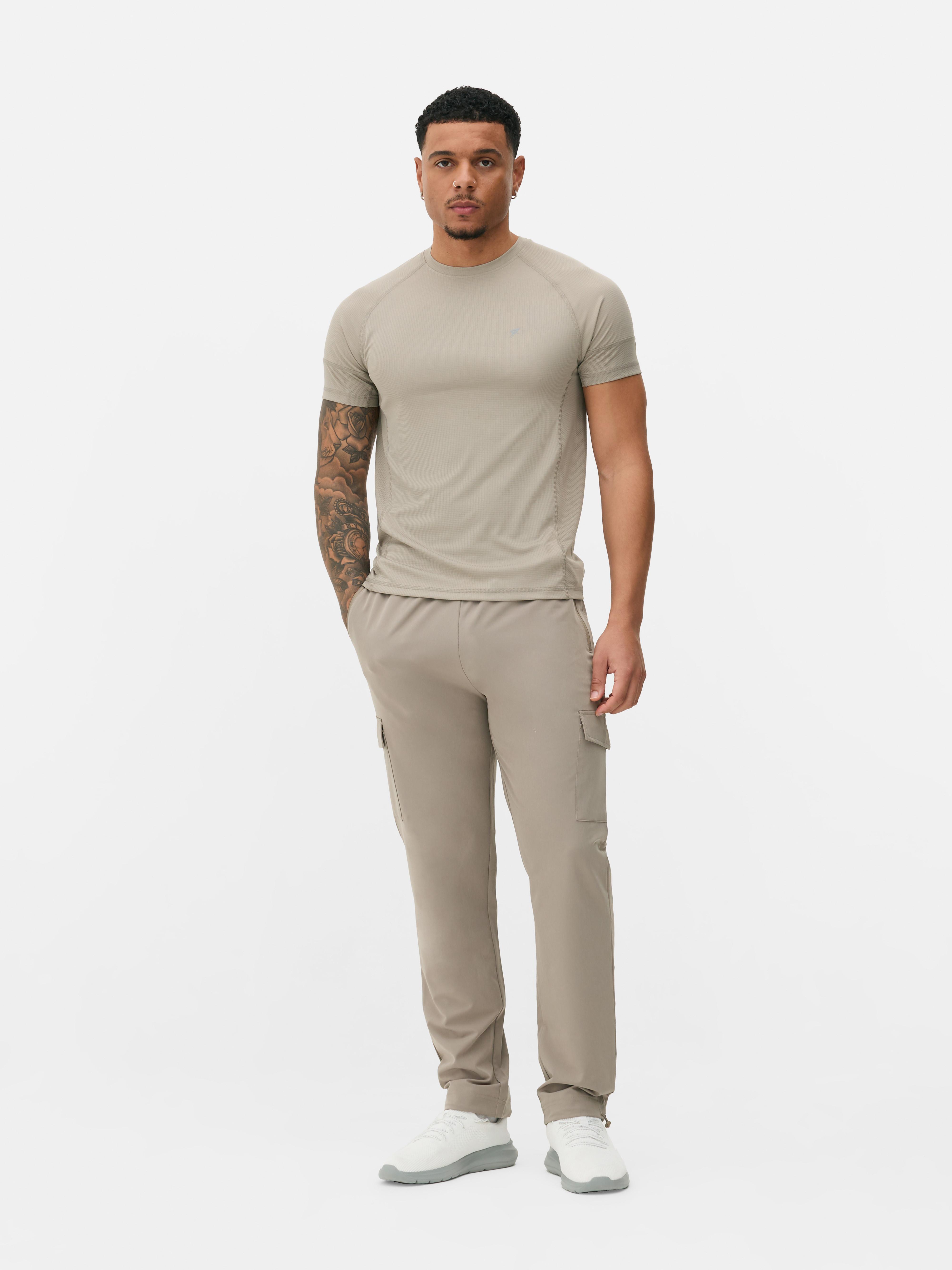 T-shirt de sport à manches courtes. Complétez votre collection de vêtements de sport avec ce t-shirt à col rond, manches courtes et logo réfléchissant.