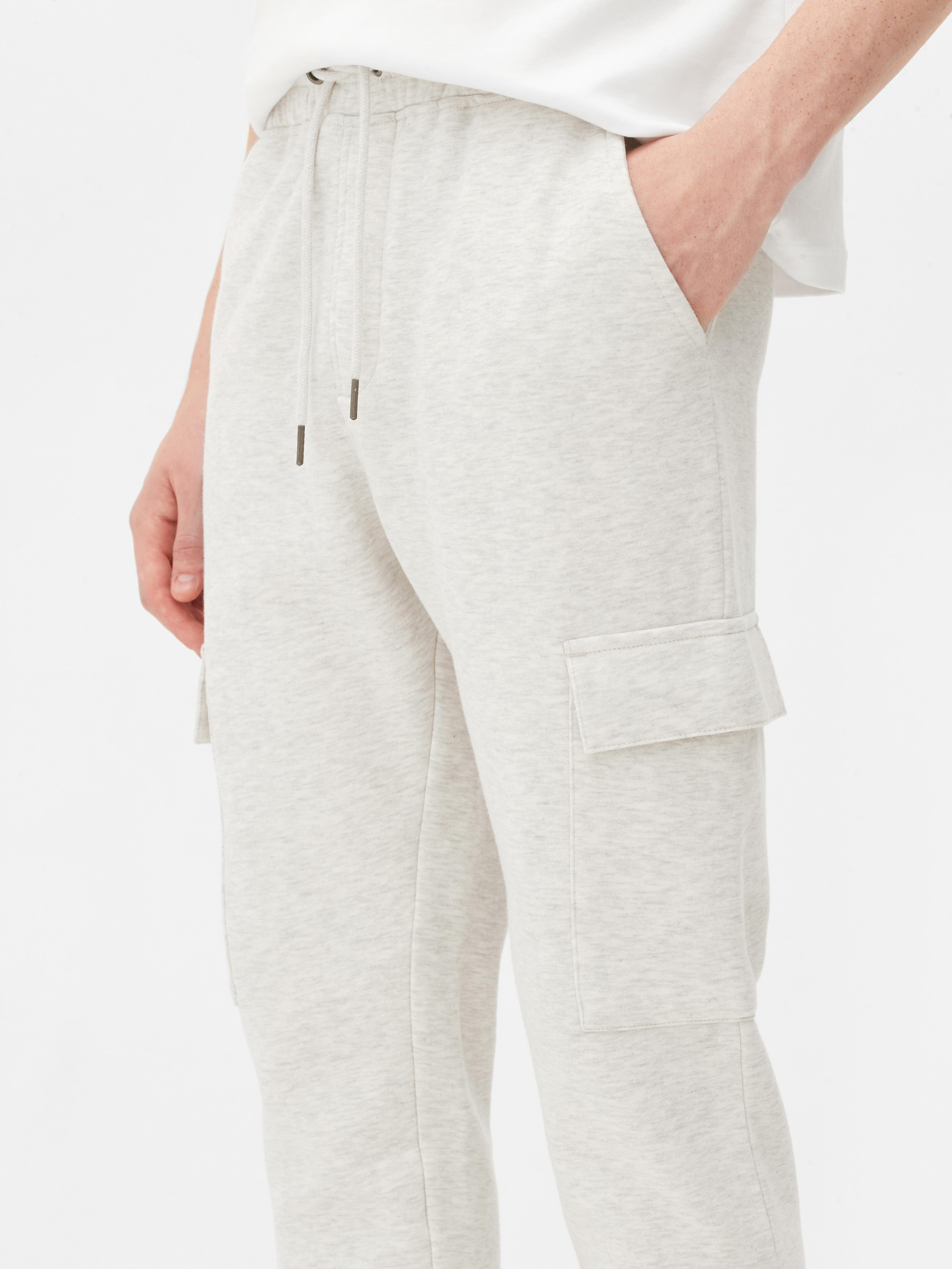 Pantaloni de trening cargo cu manșete până la gleznă. Ce poate fi mai bun decât niște pantaloni de trening? Pantaloni de trening cu buzunare laterale.