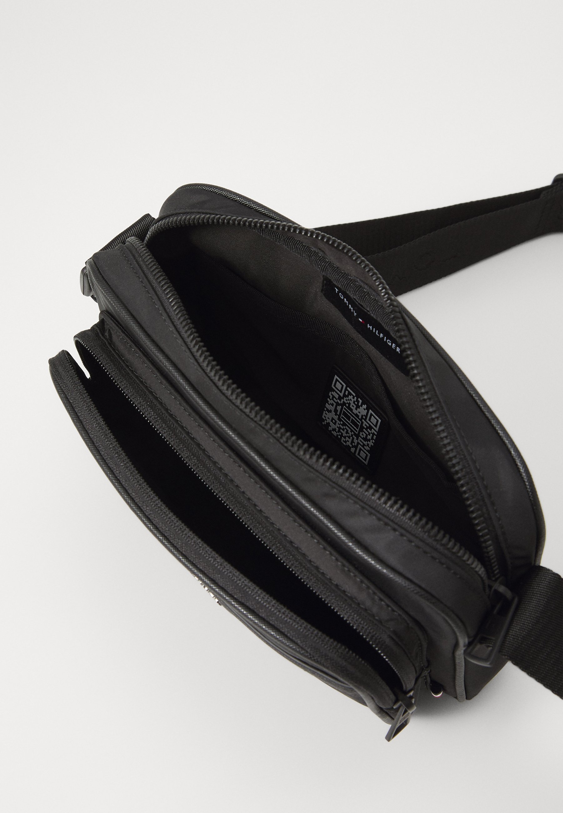 Tommy Hilfiger REPREVE REPORTER - Crossbodytas - zwart