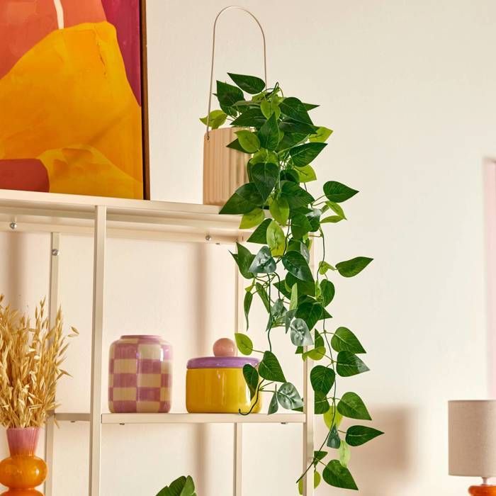 Künstliche Hängepflanze, beiger Keramik-Pooltopf – Atmosphera Interior Designer