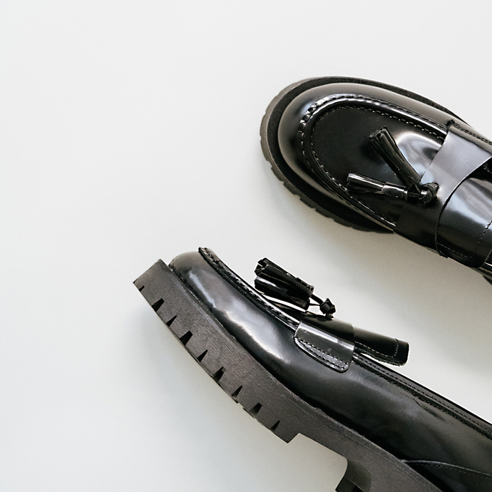 Mocassins à semelles crantées et glands  en cuir glacé noir