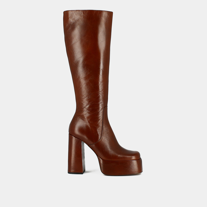 Bottes à plateformes et bouts ronds  en cuir vernis plissé marron