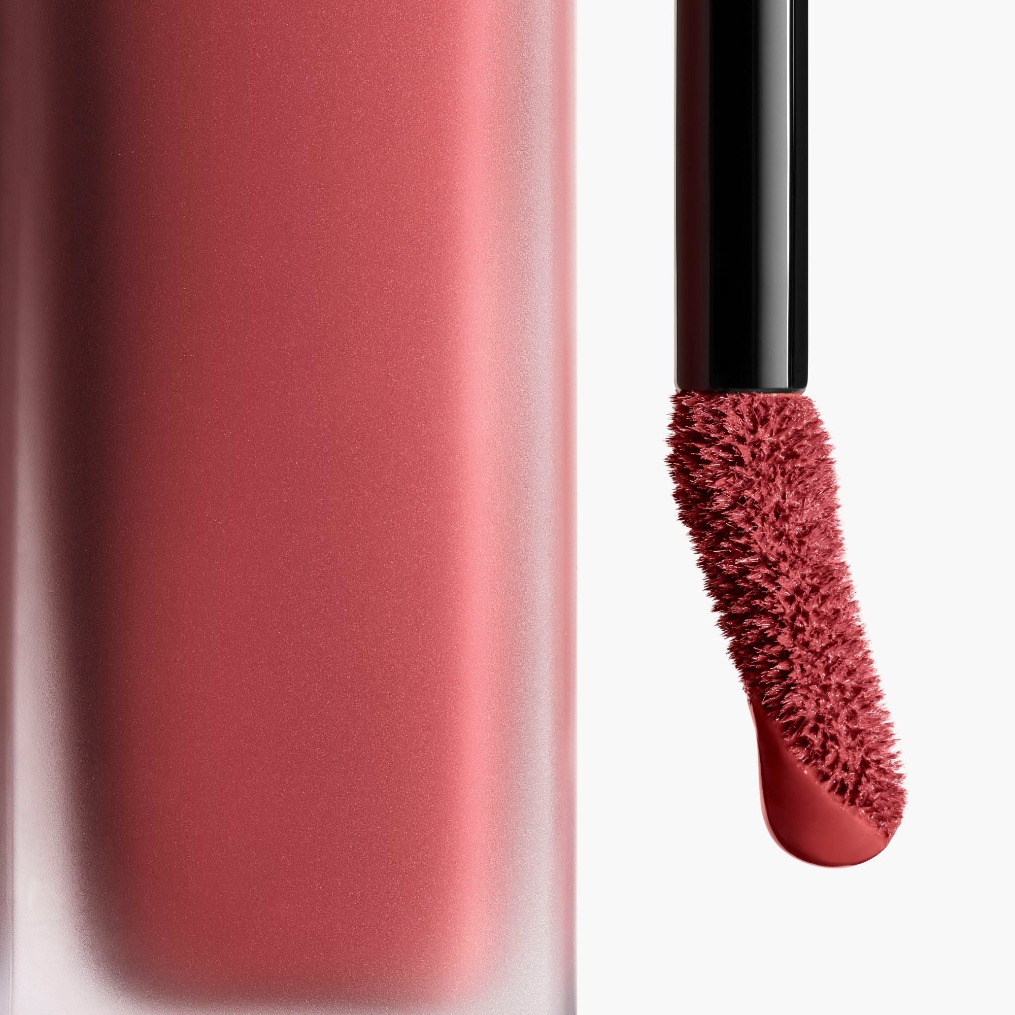 ROUGE ALLURE LIQUID VELVET - IL ROSSETTO FLUIDO OPACO INTENSO ULTRA-TENUTA