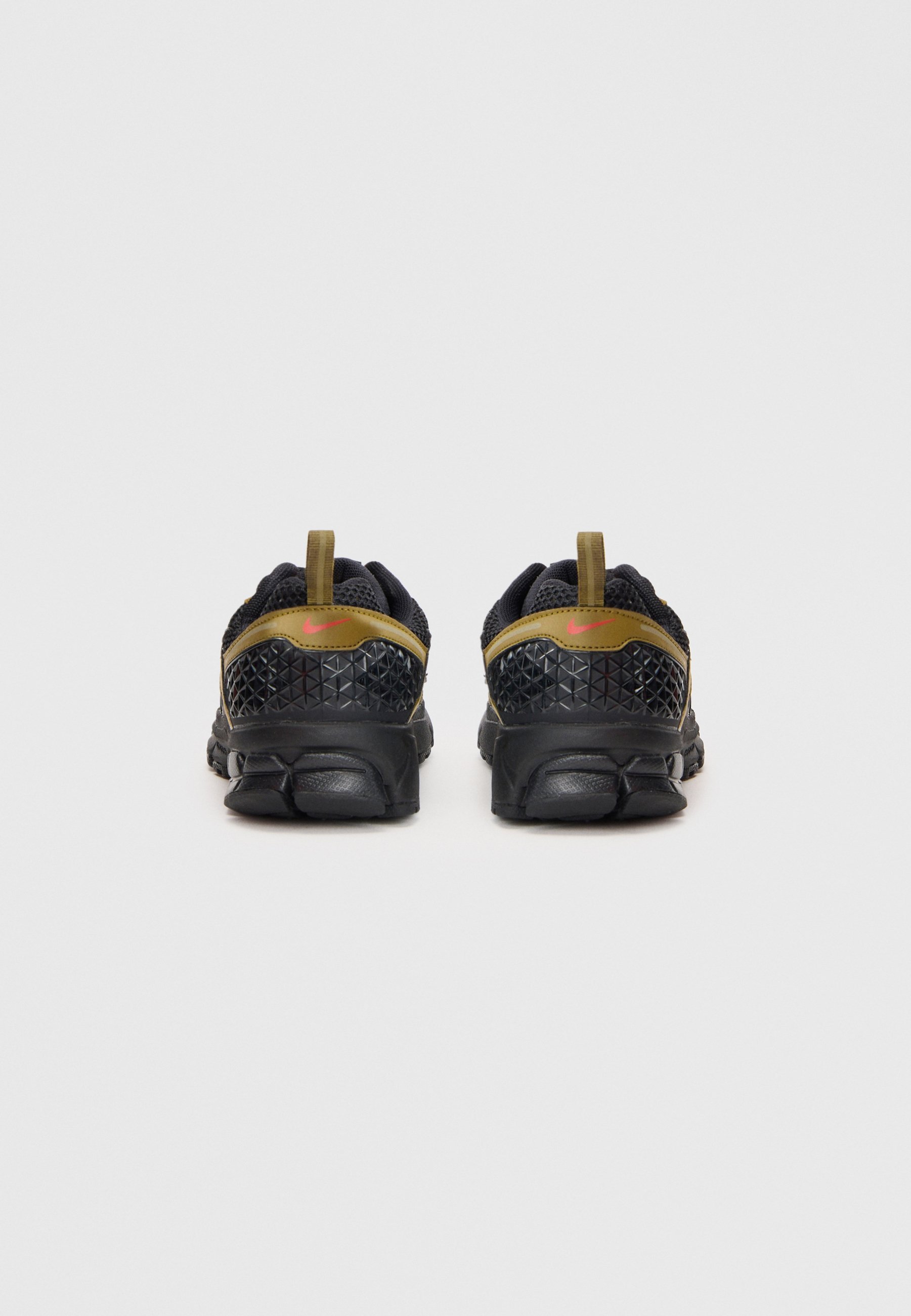 Nike Sportswear VOMERO 5 UNISEX - Sneakers - zwart/picante rood/olijfgroen/quantum mosgroen