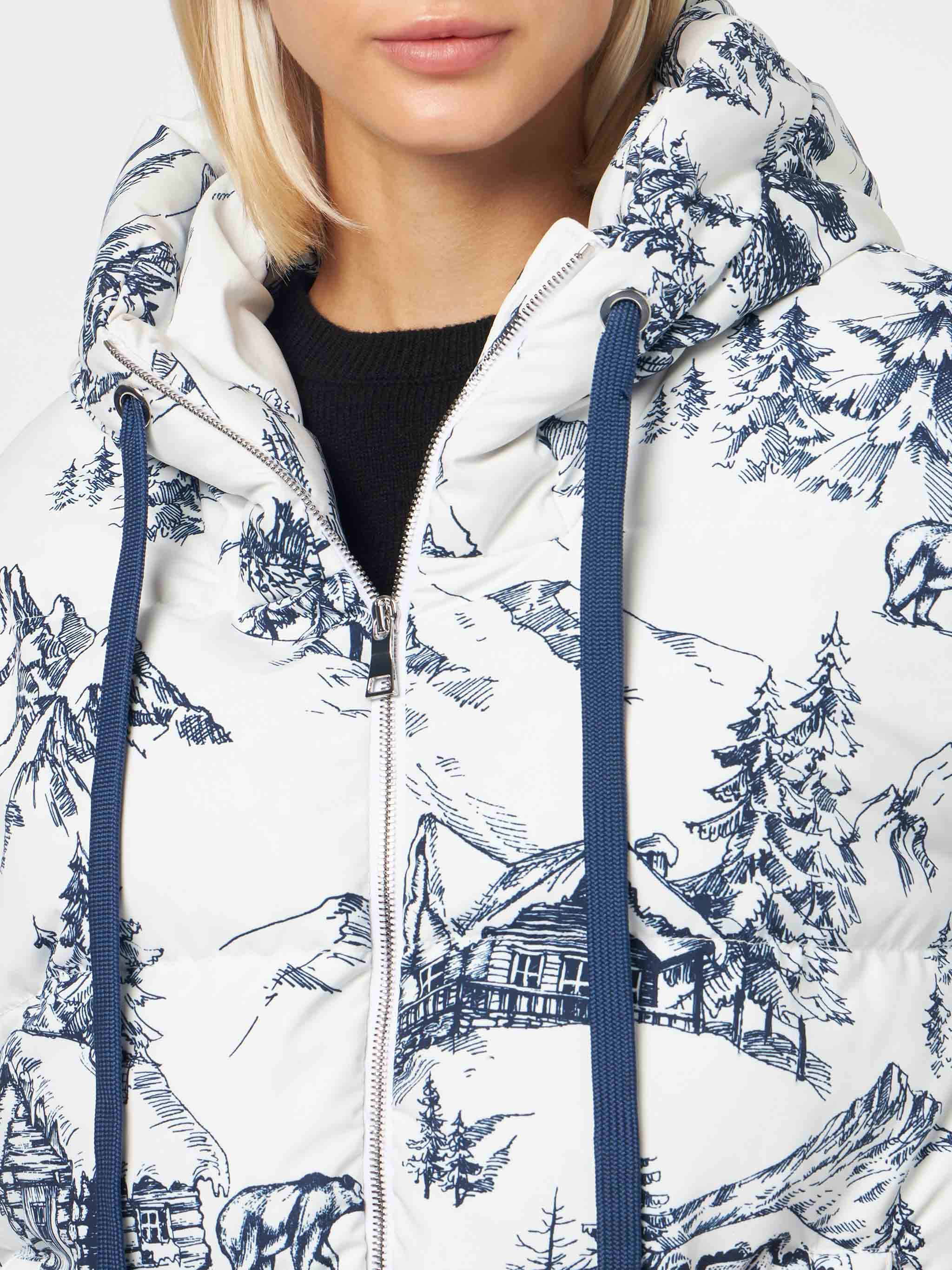 Damesjas met donsvulling, capuchon en toile de jouy-print.