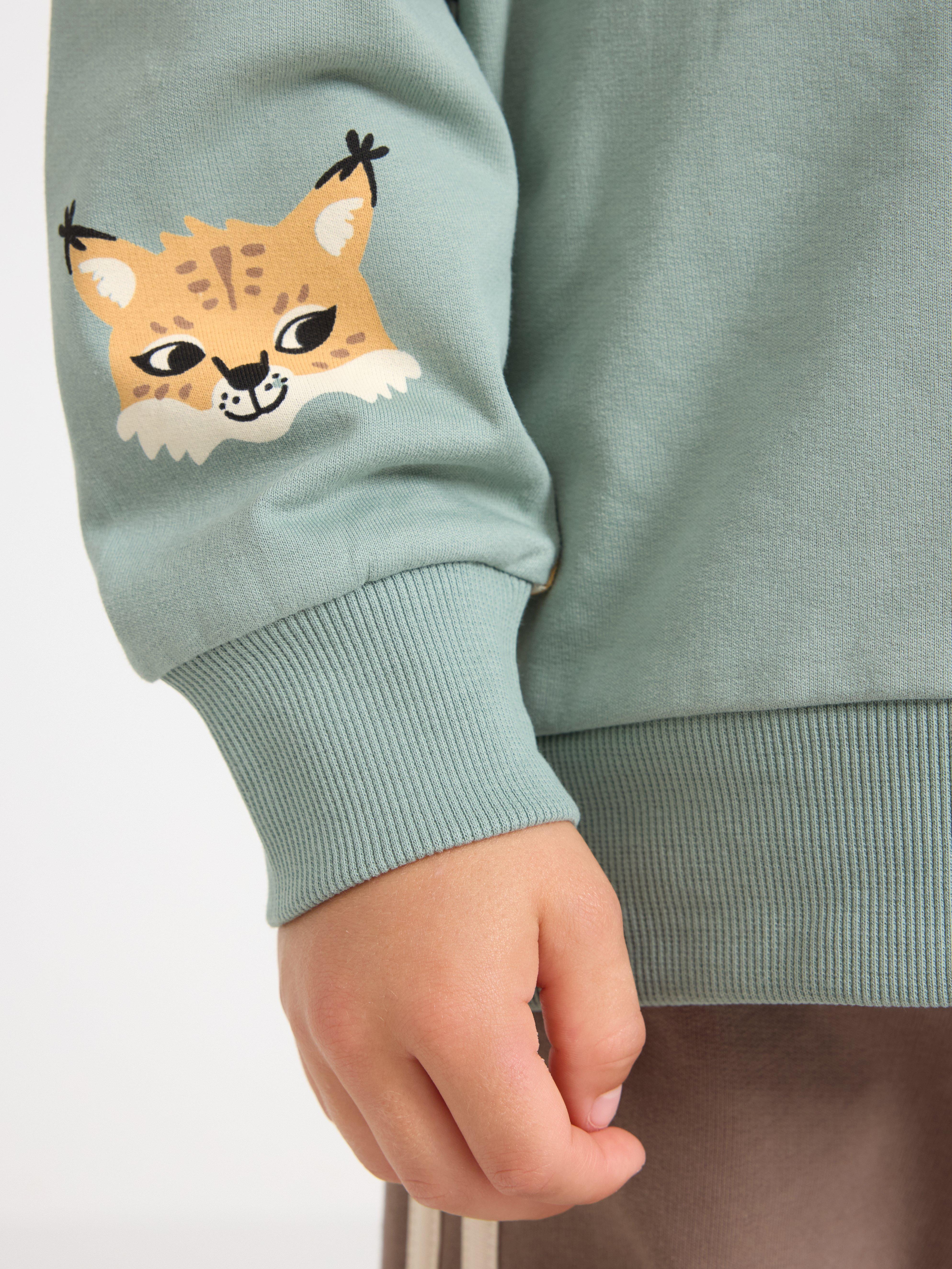 Sudadera con interior cepillado, color verde claro empolvado.