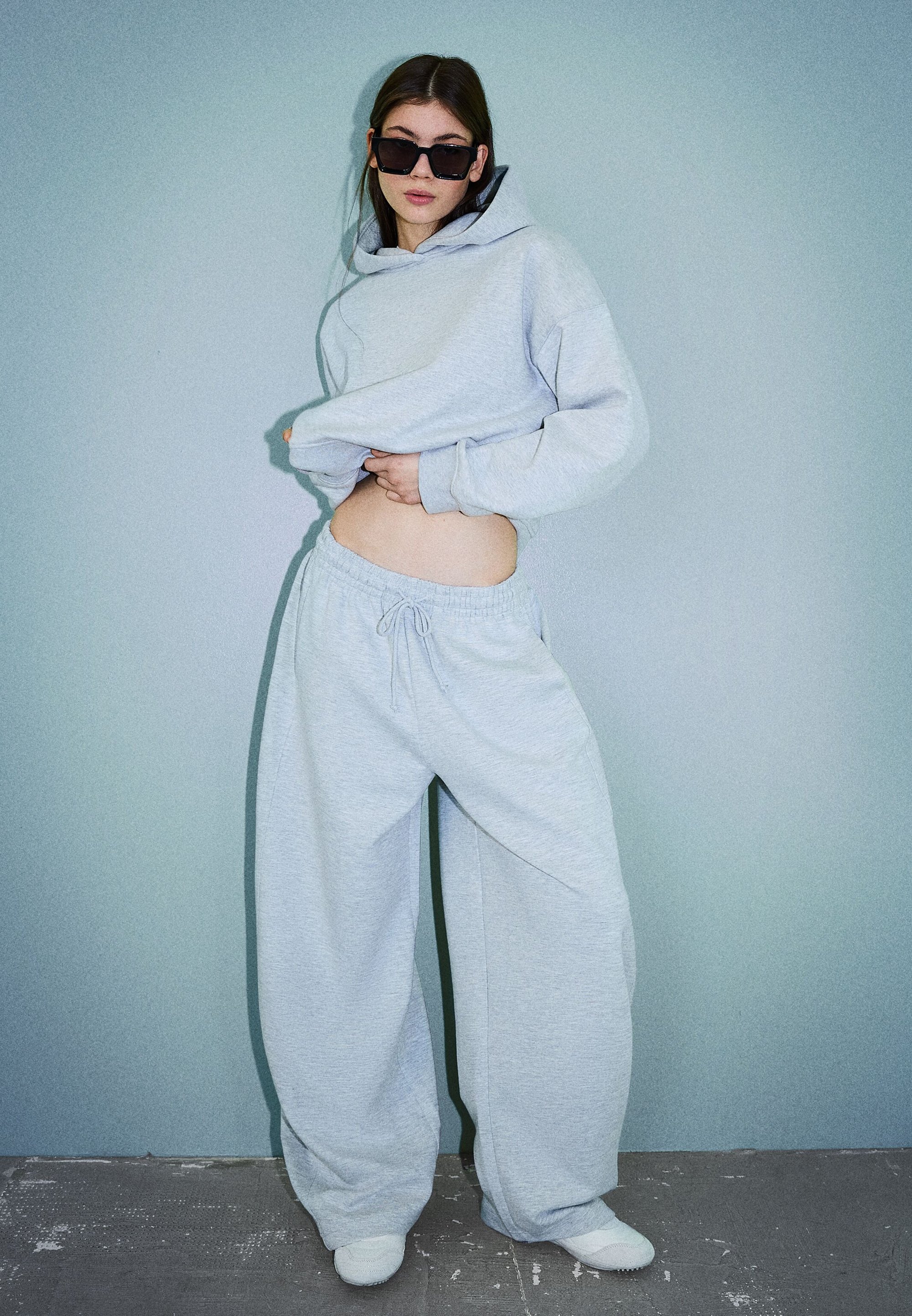 Bershka PLUSH BARREL - Trainingsbroek - lichtgrijs