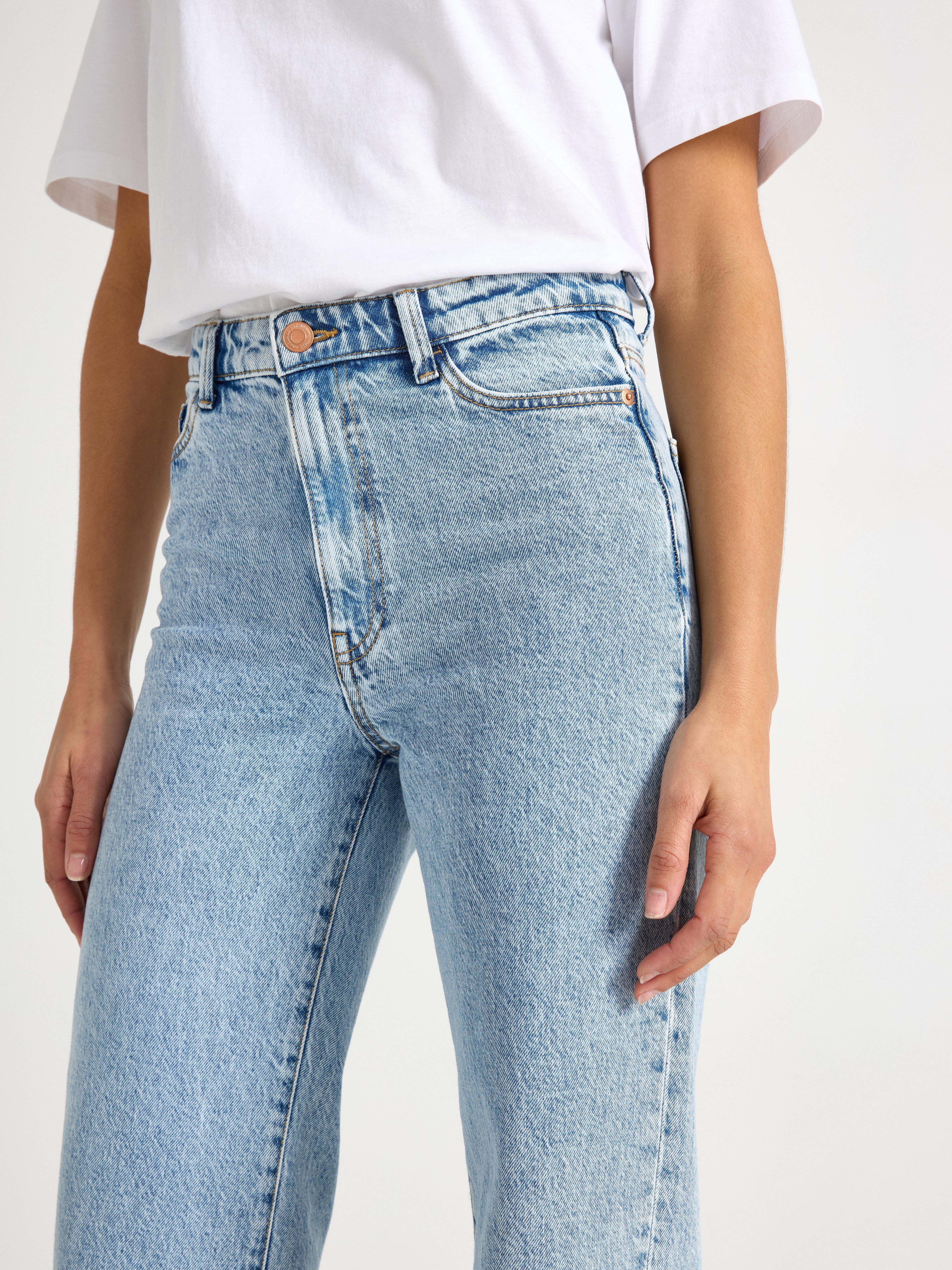 Calça jeans WIDE Hanna com leve elastano. Jeans claro.